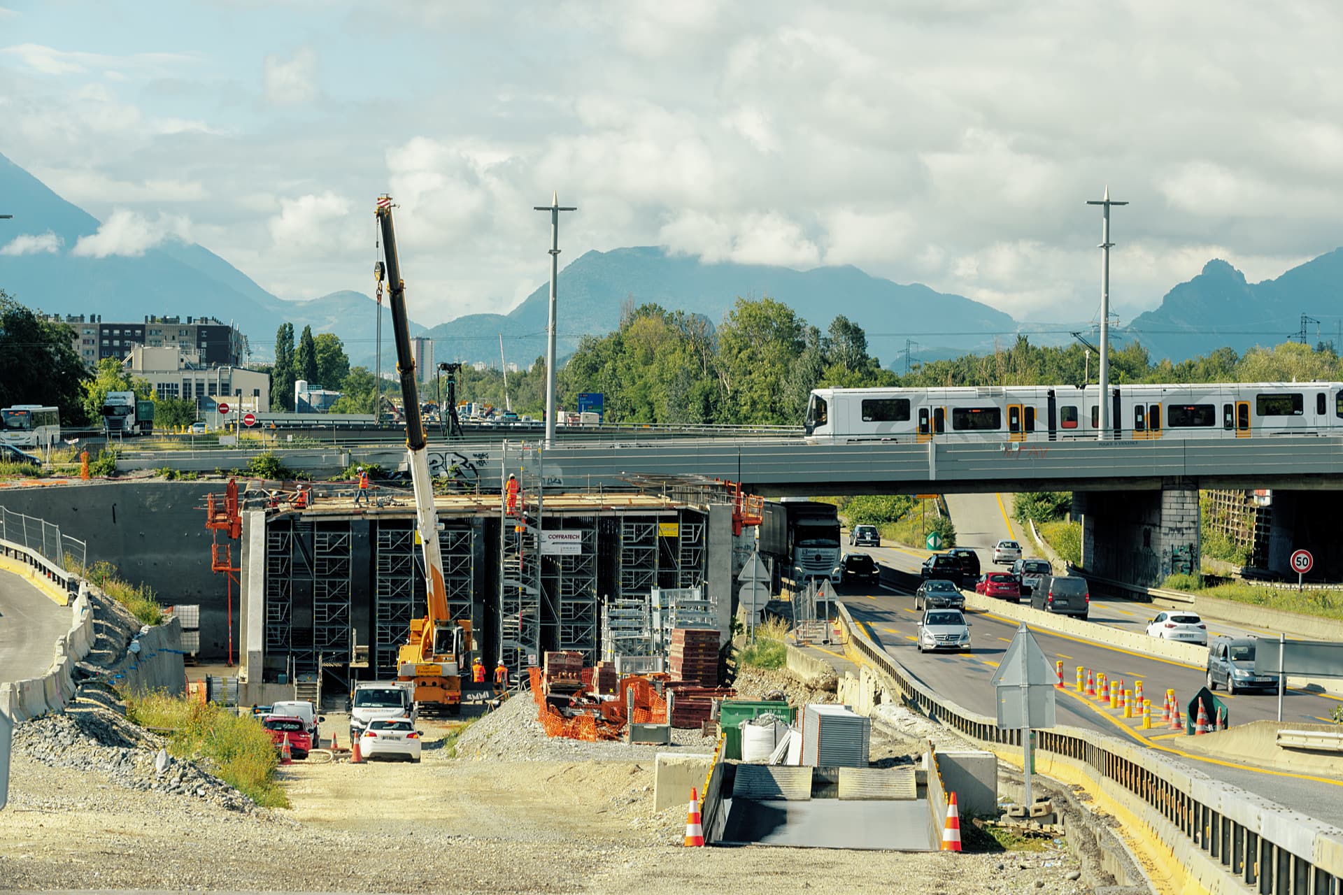 A Grenoble, travaux de construction du nouveau pont sur le secteur Catane depuis l'autoroute A480