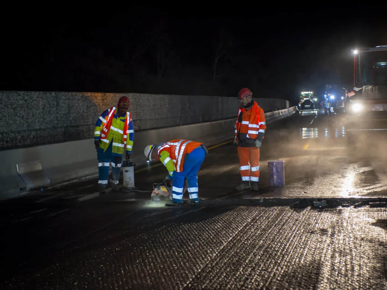 Agents travaillant de nuit à l'aménagement de l'axe autoroutier A480 sur Grenoble