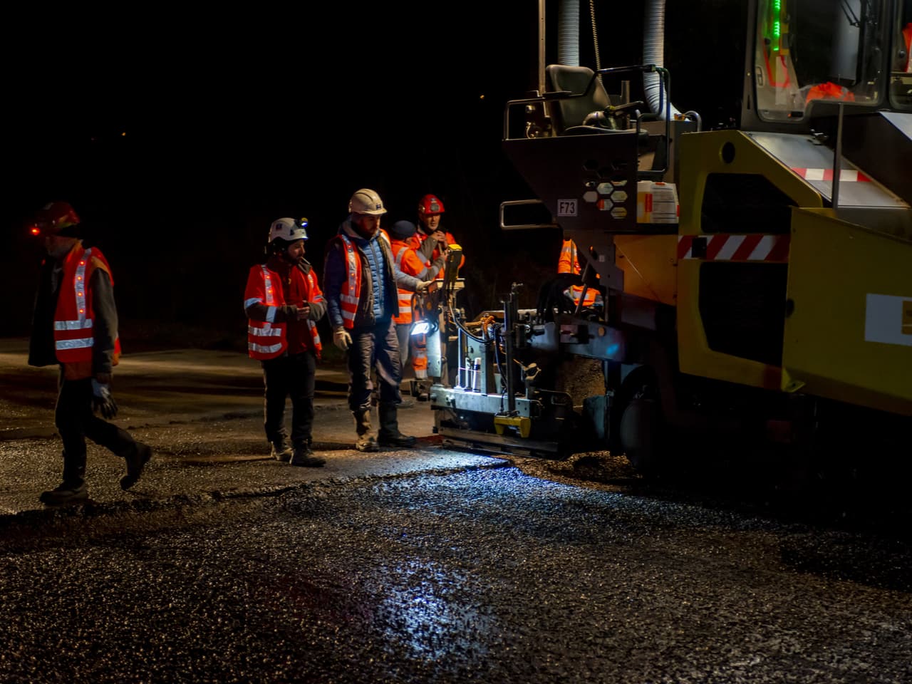 Groupe d'agents d'AREA travaillant au remplacement du revêtement autoroutier sur l'axe A480 durant la nuit dans le secteur grenoblois