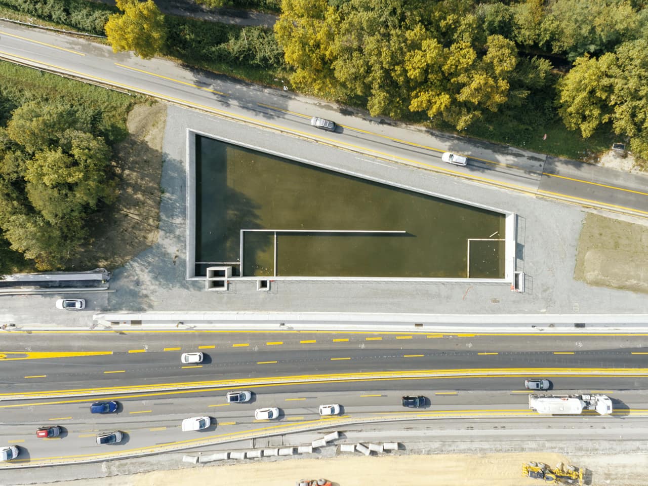 Bassin de rétention anti-pollution au niveau du diffuseur de Seyssins sur l'autoroute A480 à Grenoble