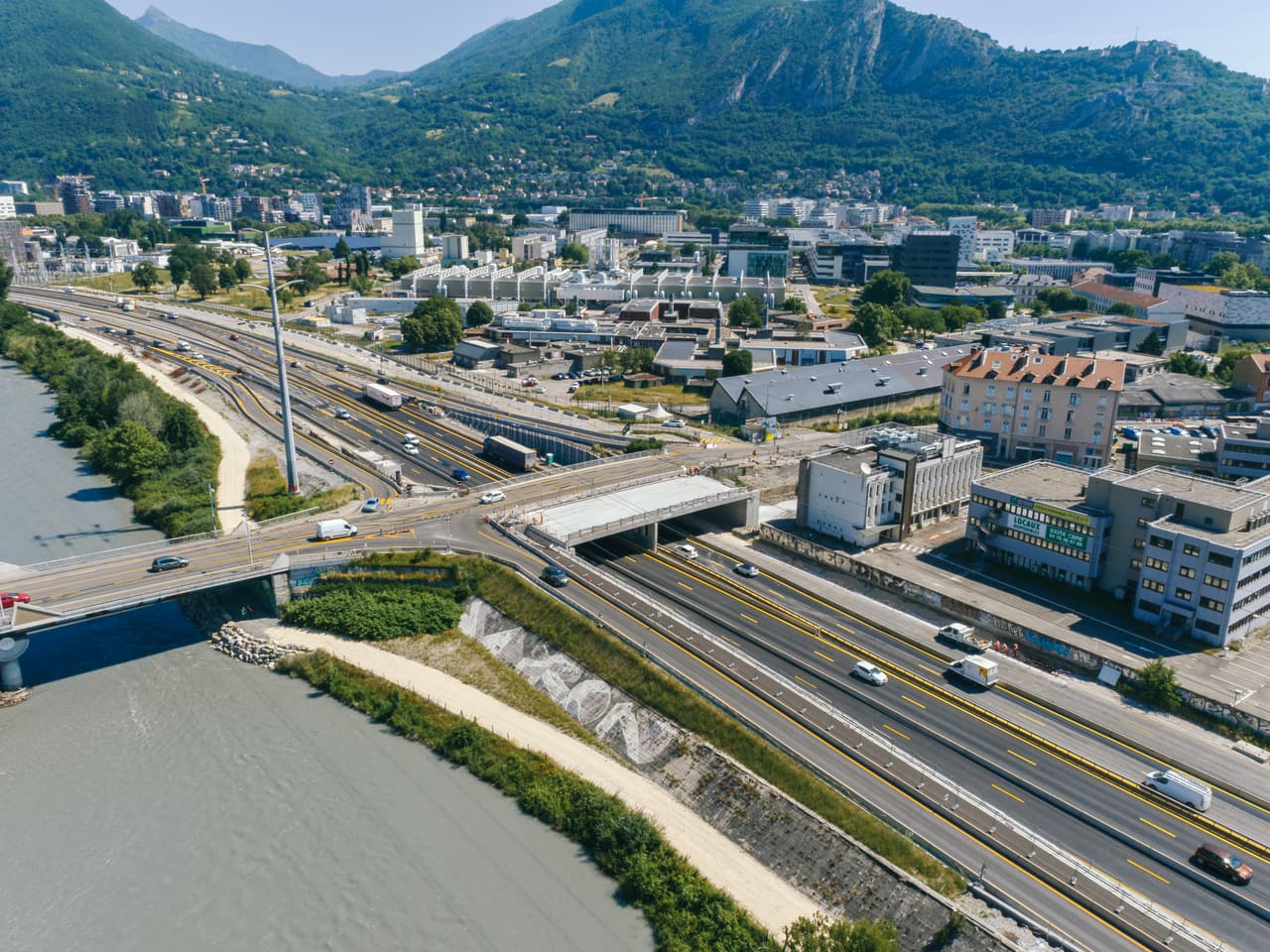 travaux en cours pour l'extention des voies sur le pont de Vercors au dessus de l'axe autoroutier A480-Rondeau