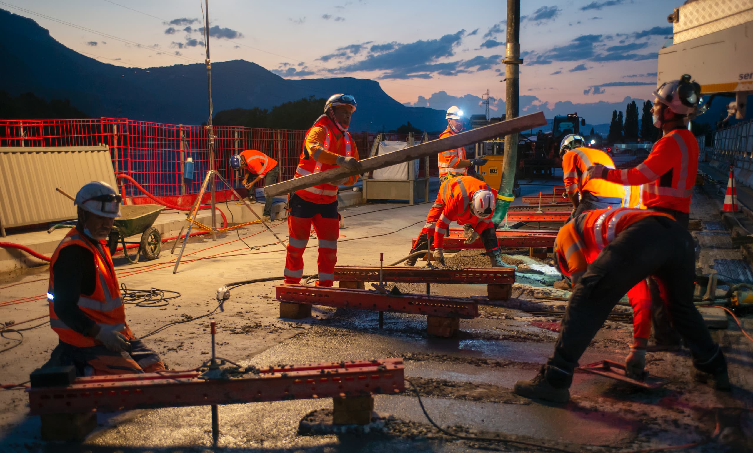 Agents d'AREA travaillant sur le viaduc de l'Isère dans le cadre du projet d'aménagement de l'autoroute A480