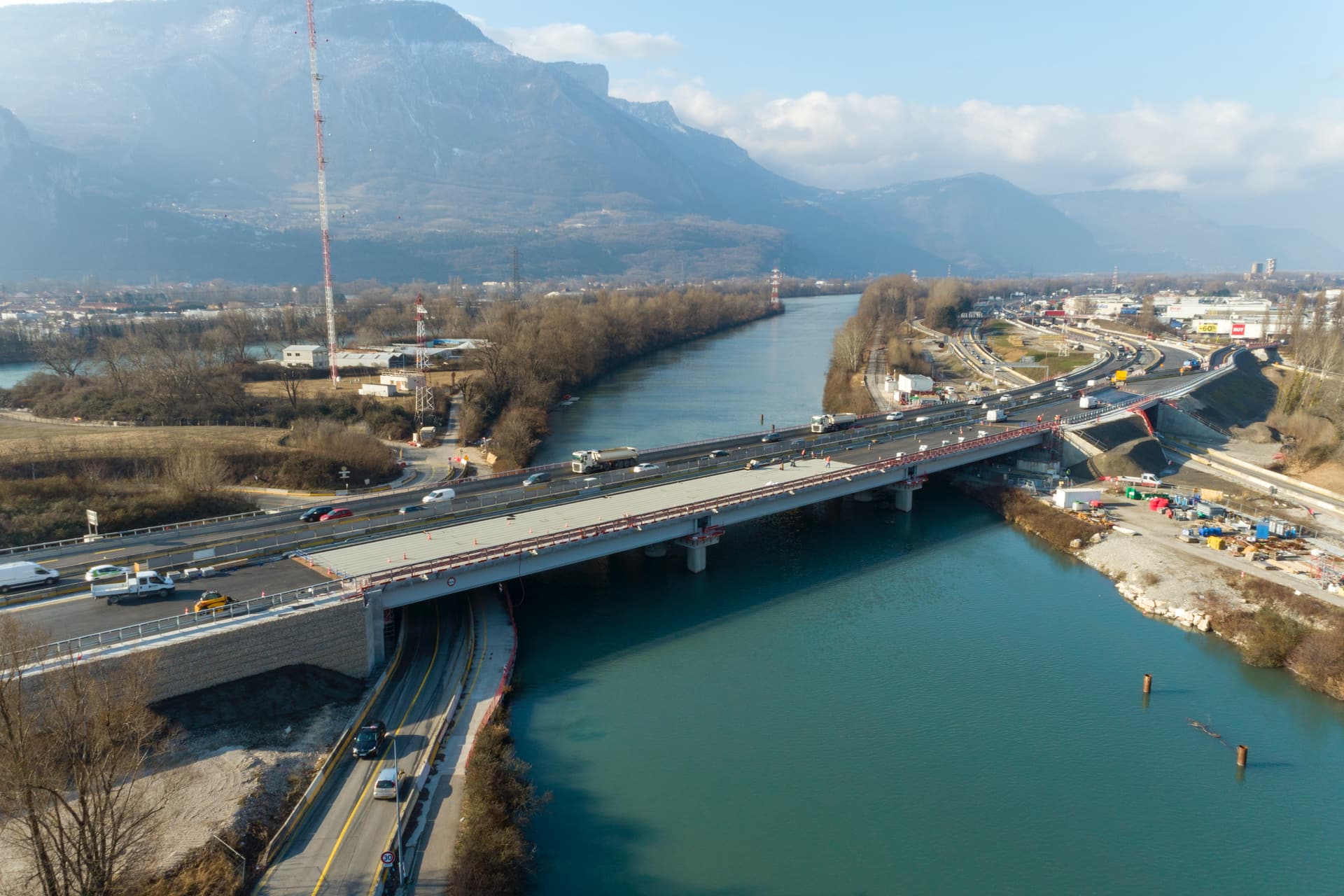 Aménagement du viaduc de l'Isère le long de l'autoroute urbaine A480
