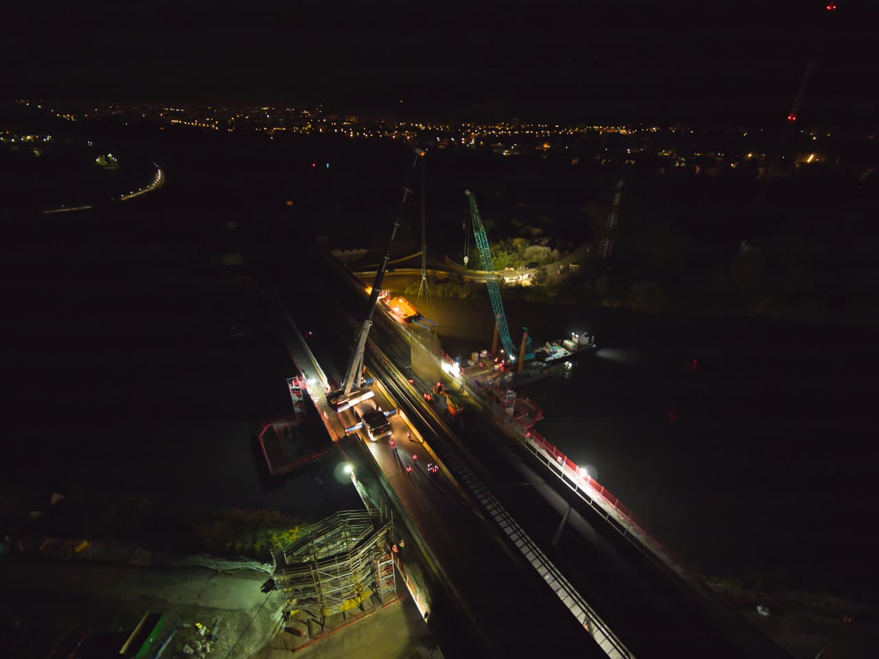 Travaux de nuit effectués par les équipe d'AREA sur sur le pont de Vercors le long de l'autoroute urbaine A480