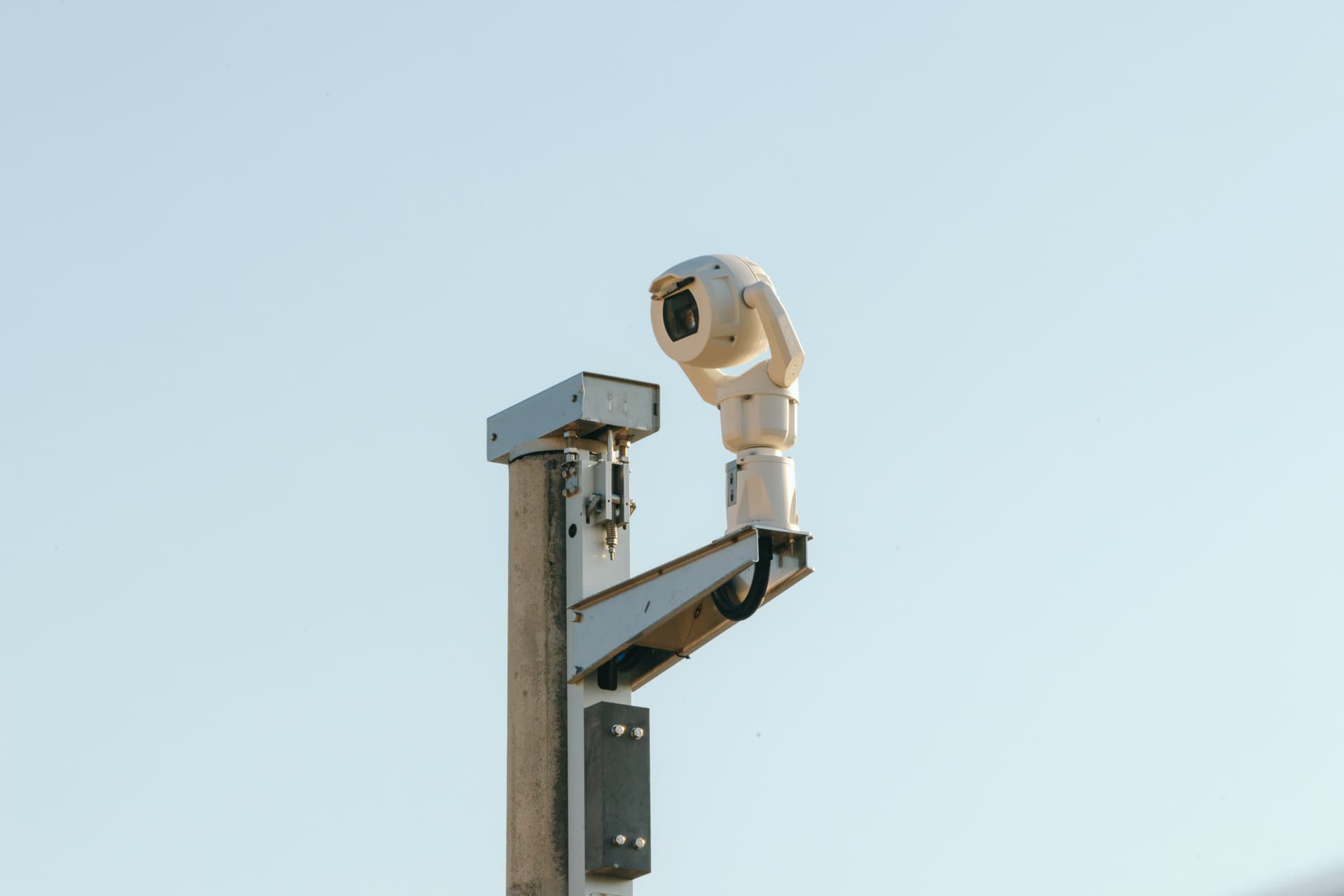 Caméras permettant la surveillance du trafic le long de l'uatoroute urbaine A480