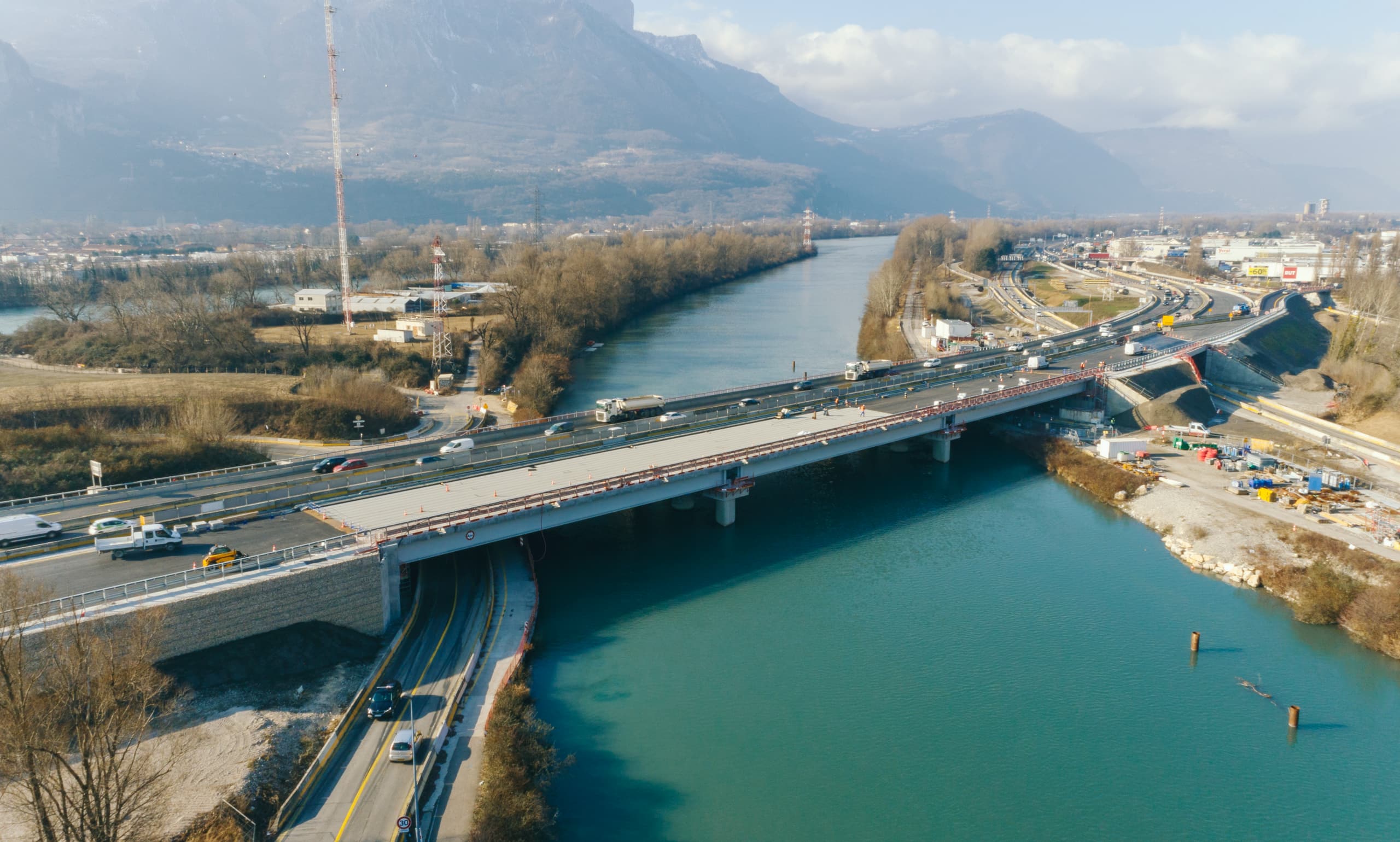 Viaduc de l'Isère le long de l'autoroute urbaine A480