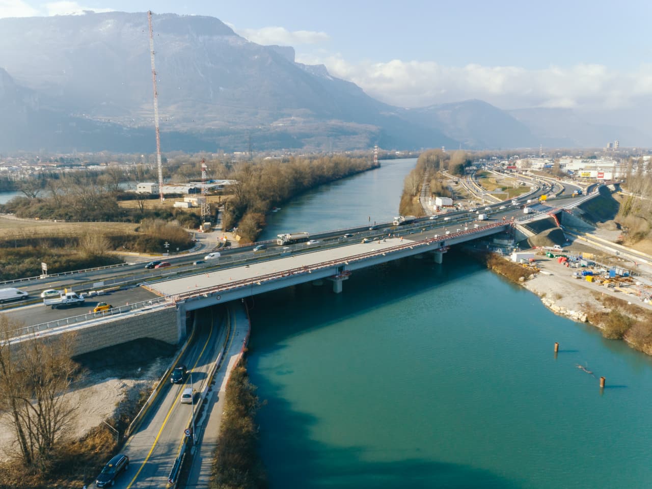 Viaduc de l'Isère le long de l'autoroute urbaine A480