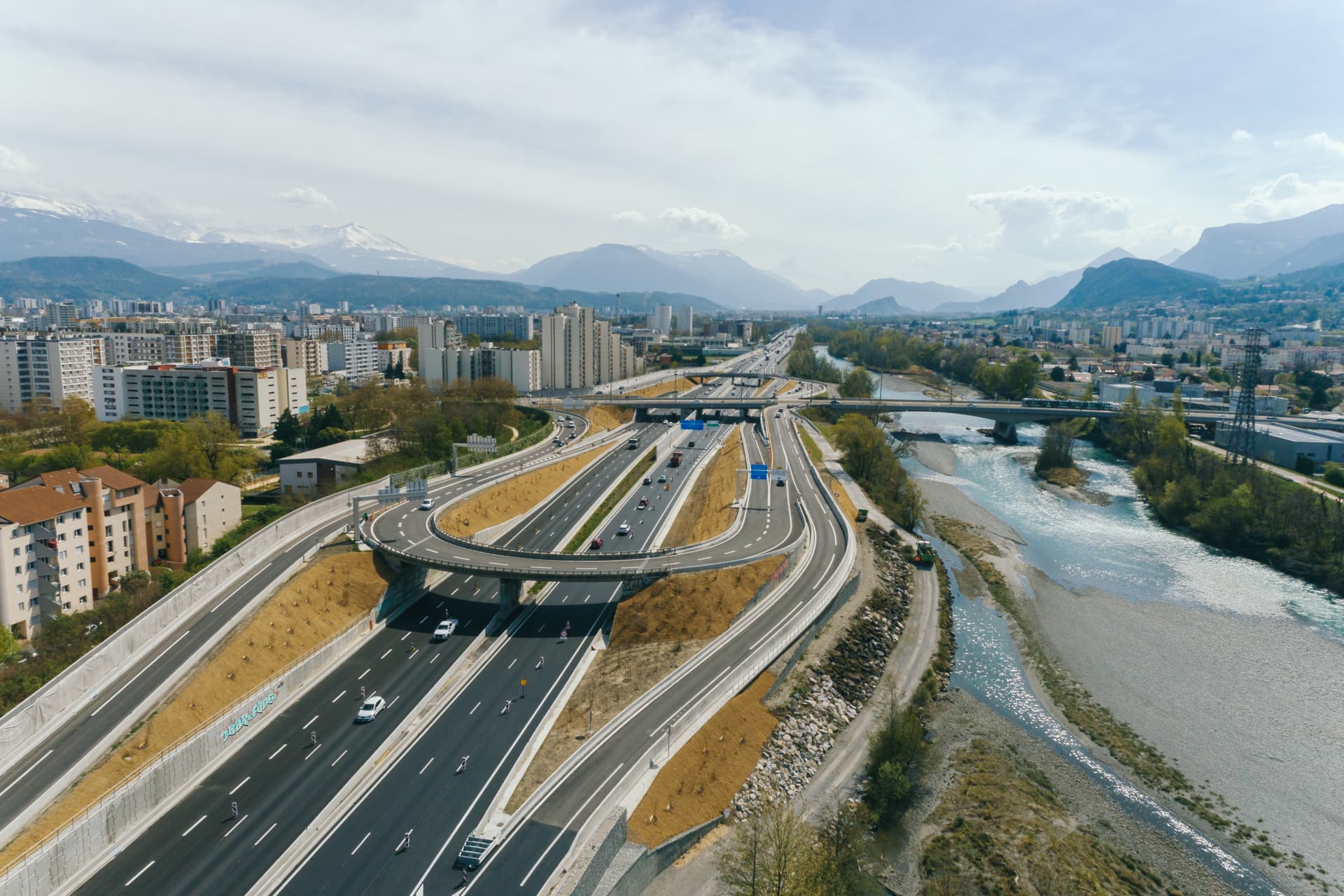 ouverture de l'autoroute urbaine A480 sur Grenoble avec 3 voies de circulation