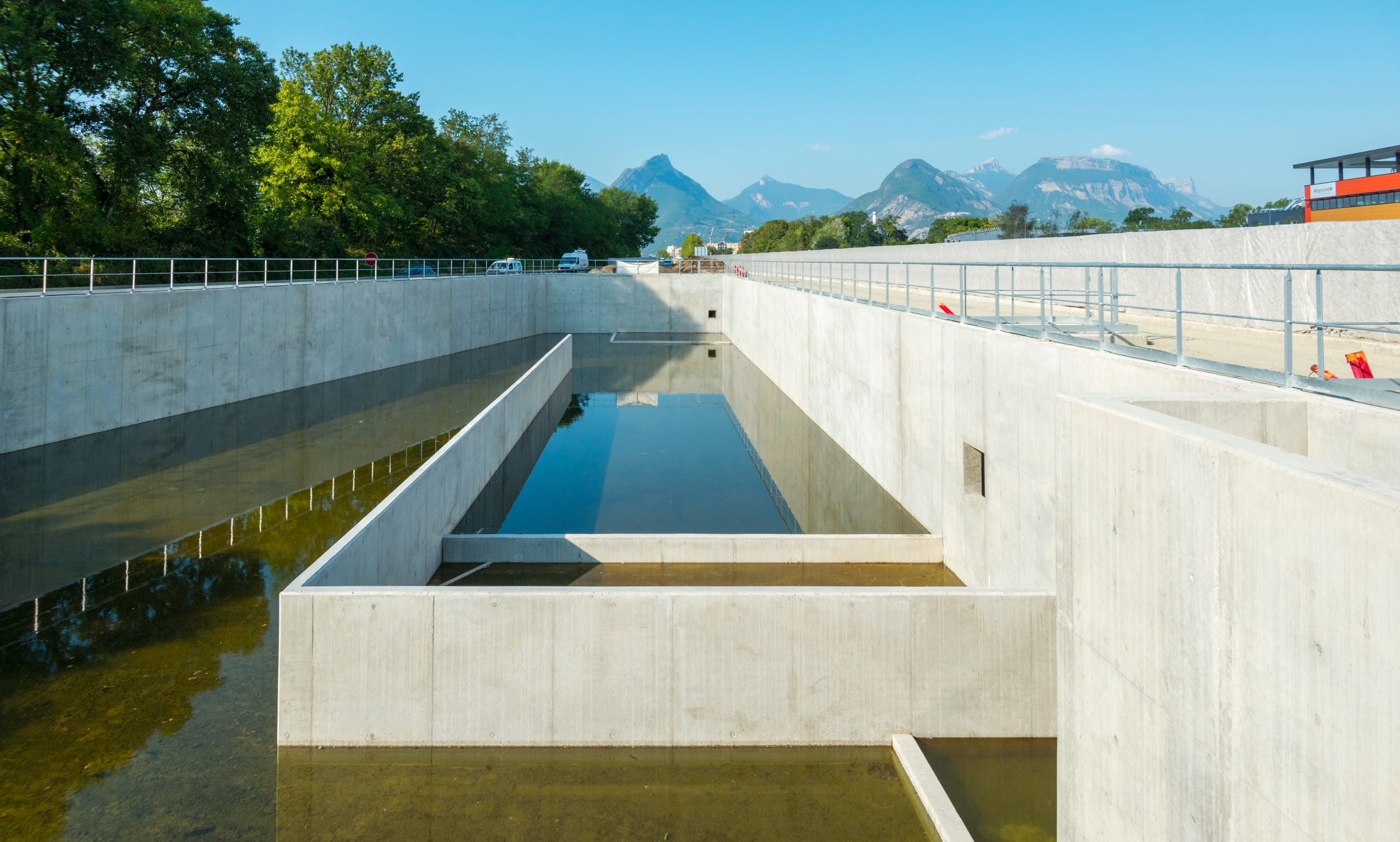 Bassin d'assainissement des eaux de ruissellements et les pollutions accidentelles en voirie le long de l'autoroute intégrée A480 sur Grenoble