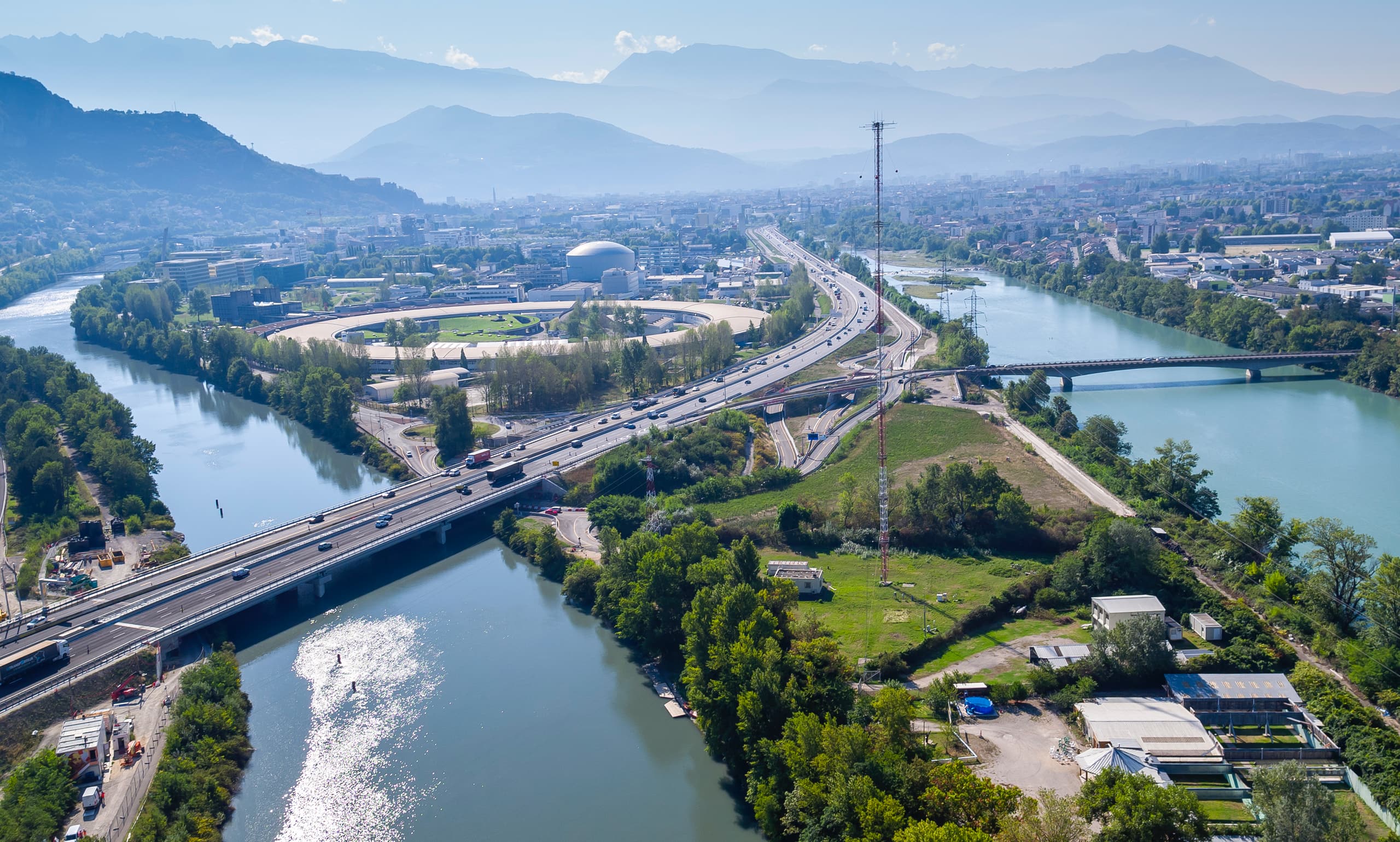Autoroute intégrée A480 le long de la ville de Grenoble est plus particulièrement sur le secteur du viaduc de l'Isère