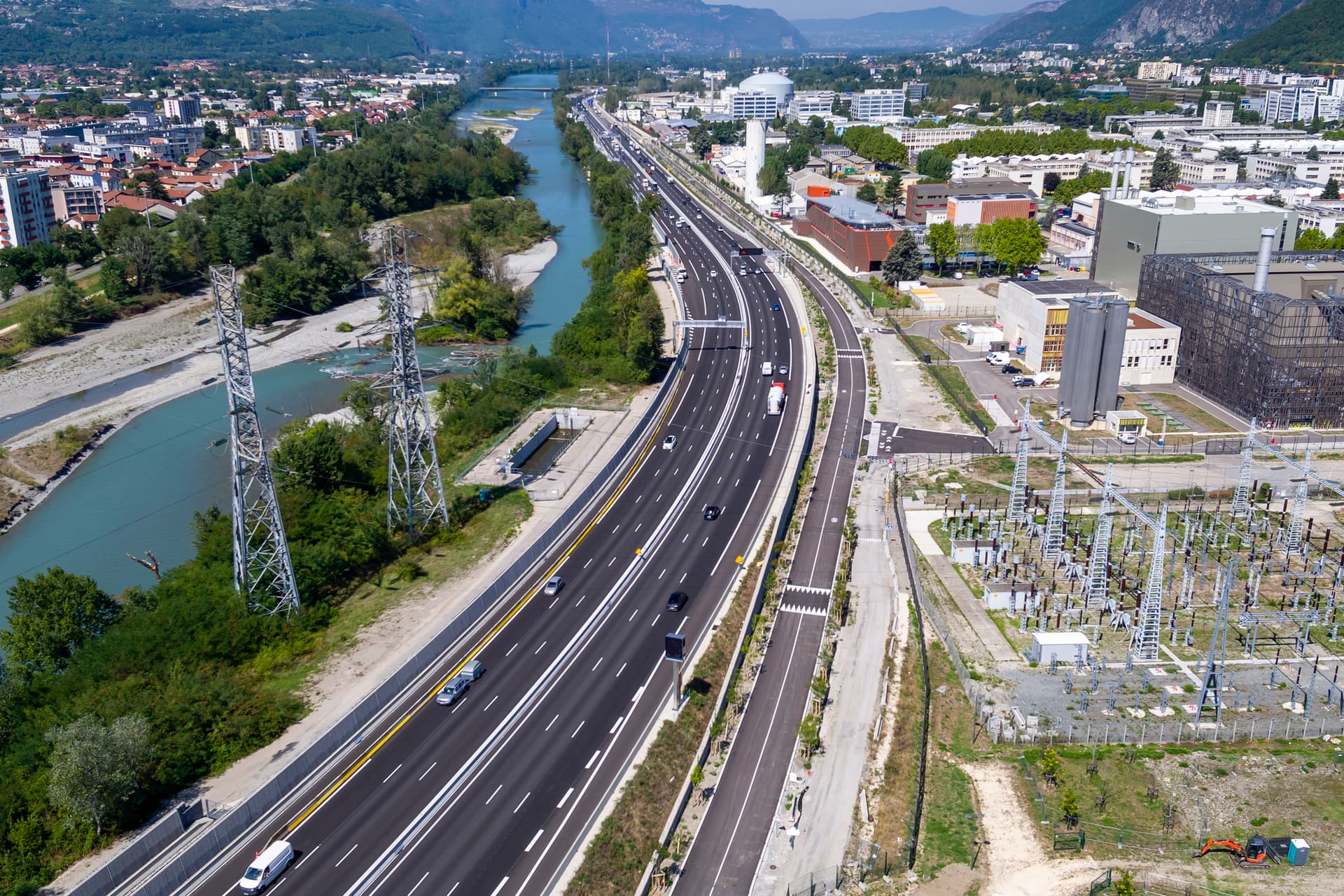 autoroute intégrée A40 reliant le nord et le sud de Grenoble