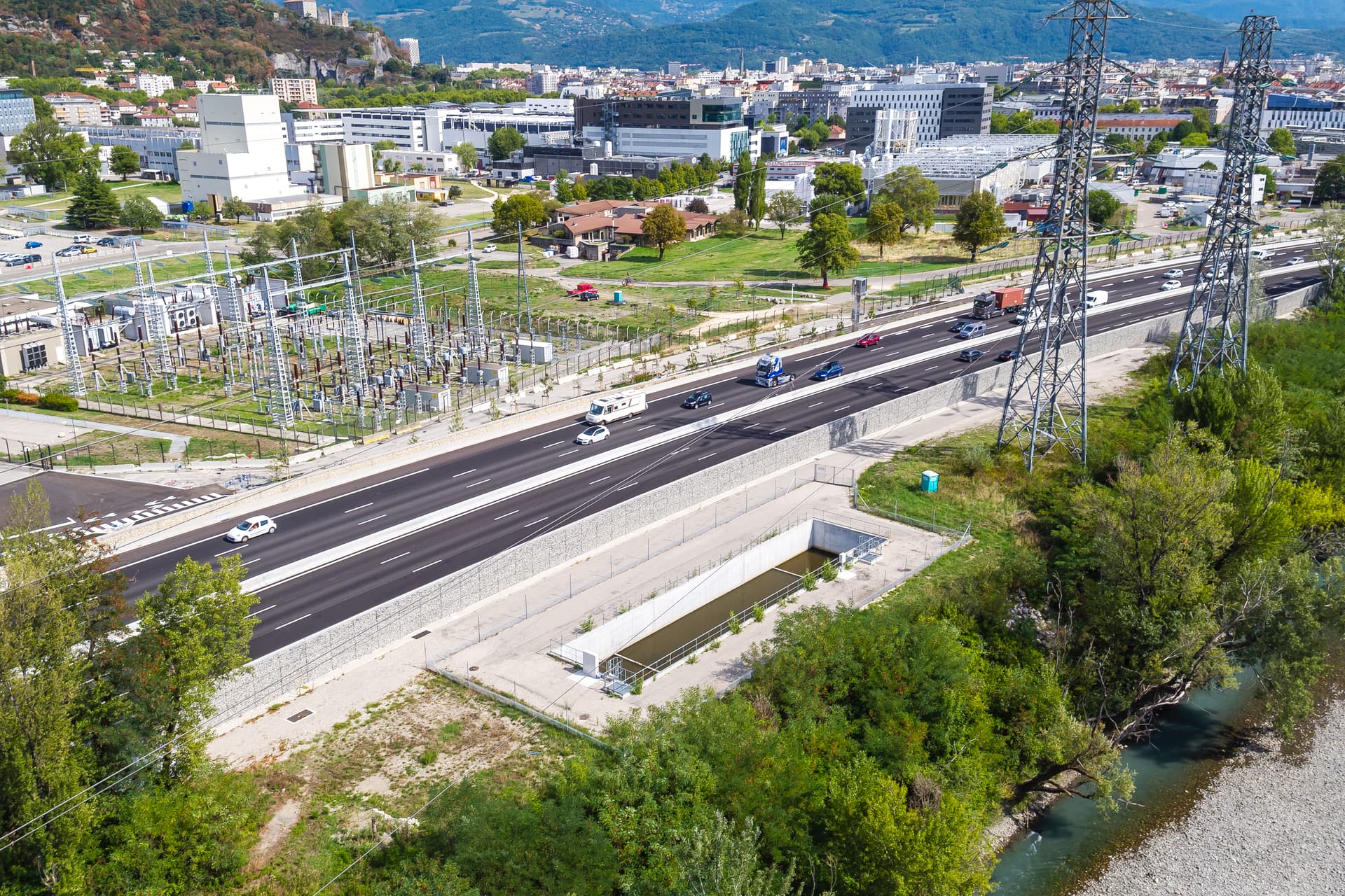 Bassin d'assainissement des eaux de ruissellements et les pollutions accidentelles en voirie le long de l'autoroute intégrée A480 sur Grenoble