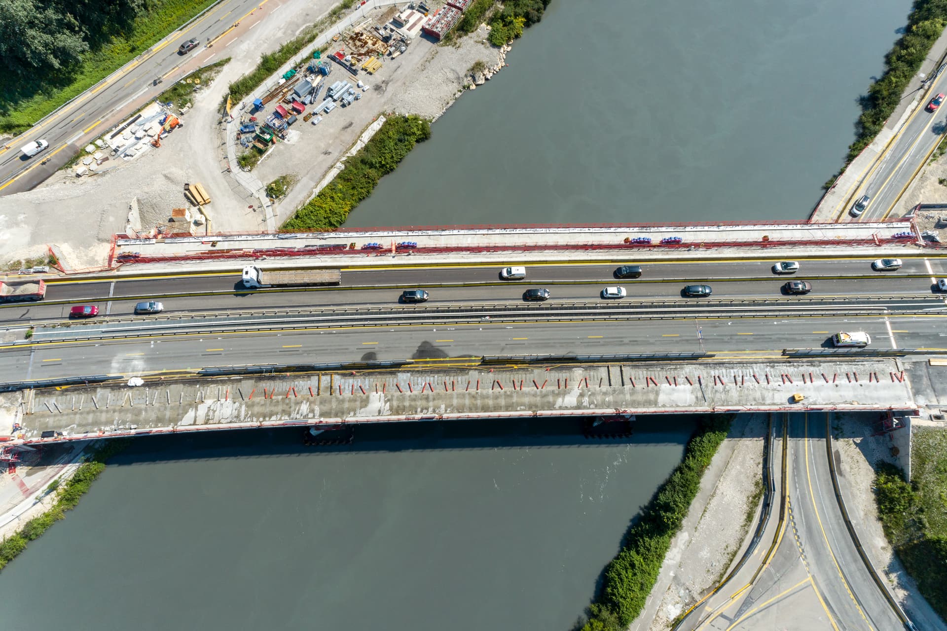 Préparation du clavage sur le viaduc de l'Isère le long de l'autoroute intégrée A480 prés de Grenoble