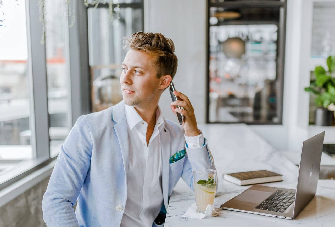 jeune homme au téléphone