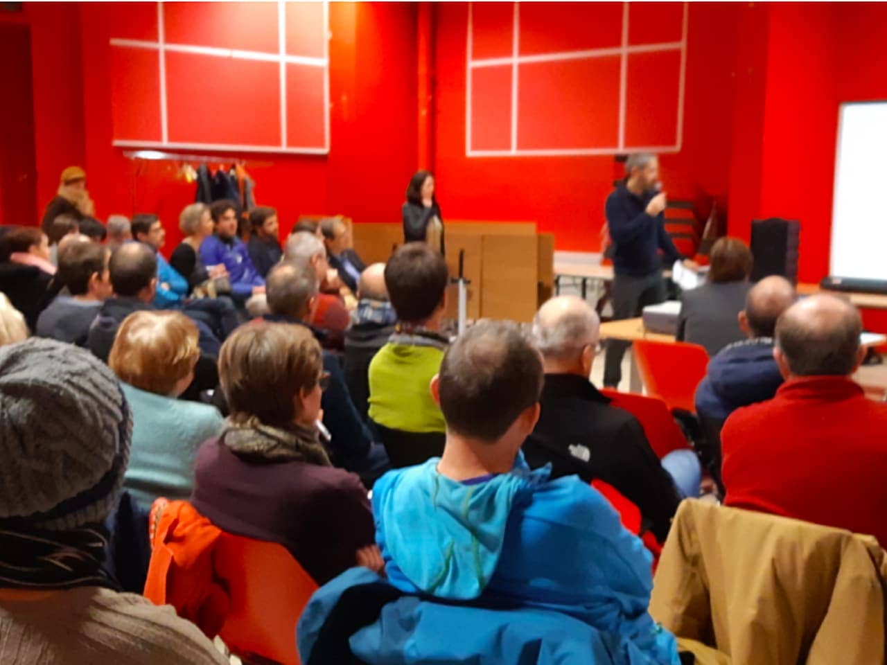 audience dans une salle de réunion dans le quartier de Catane