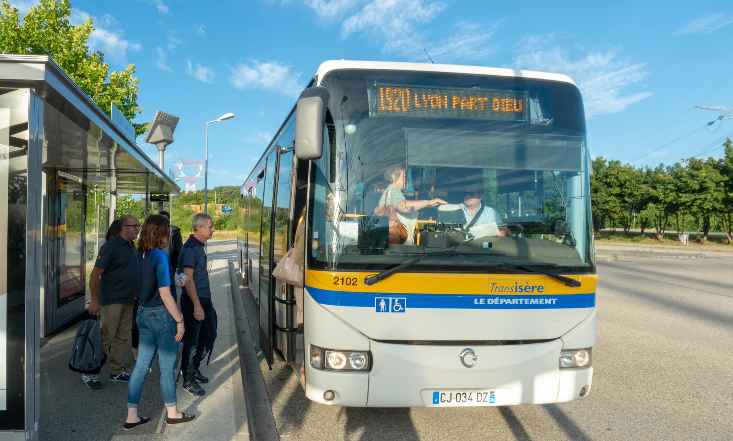 bus devant un arrêt direction Lyon-Pardieu