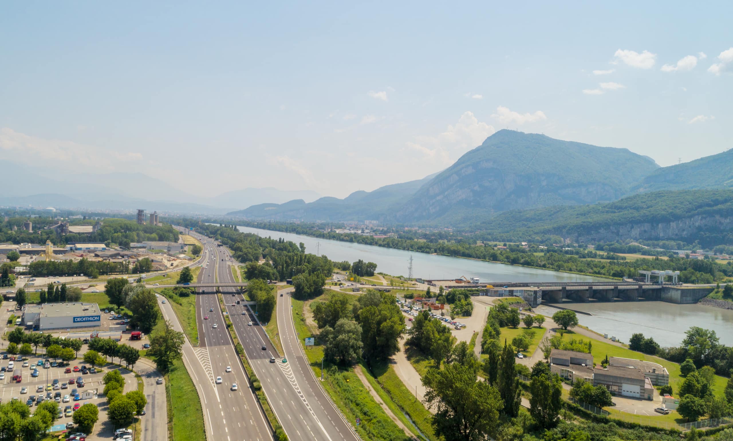 autoroute A480 le long de Grenoble vu du ciel