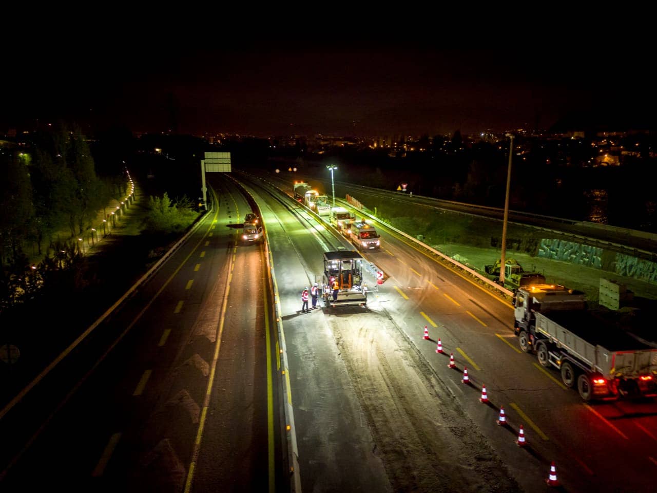 réalisation de la chaussée de l'A480 de nuit