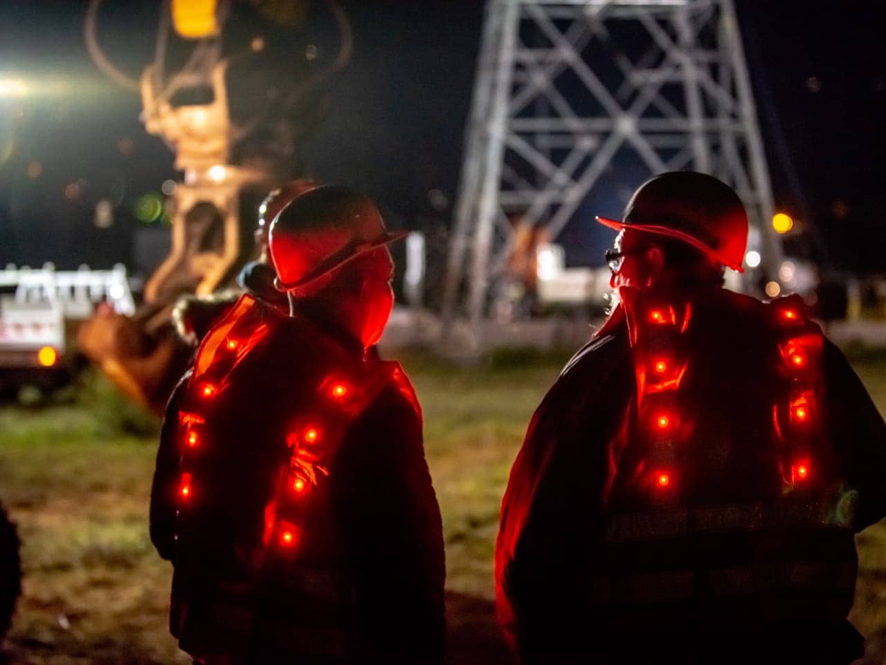 employés d'AREA travaillant sur le chantier de nuit