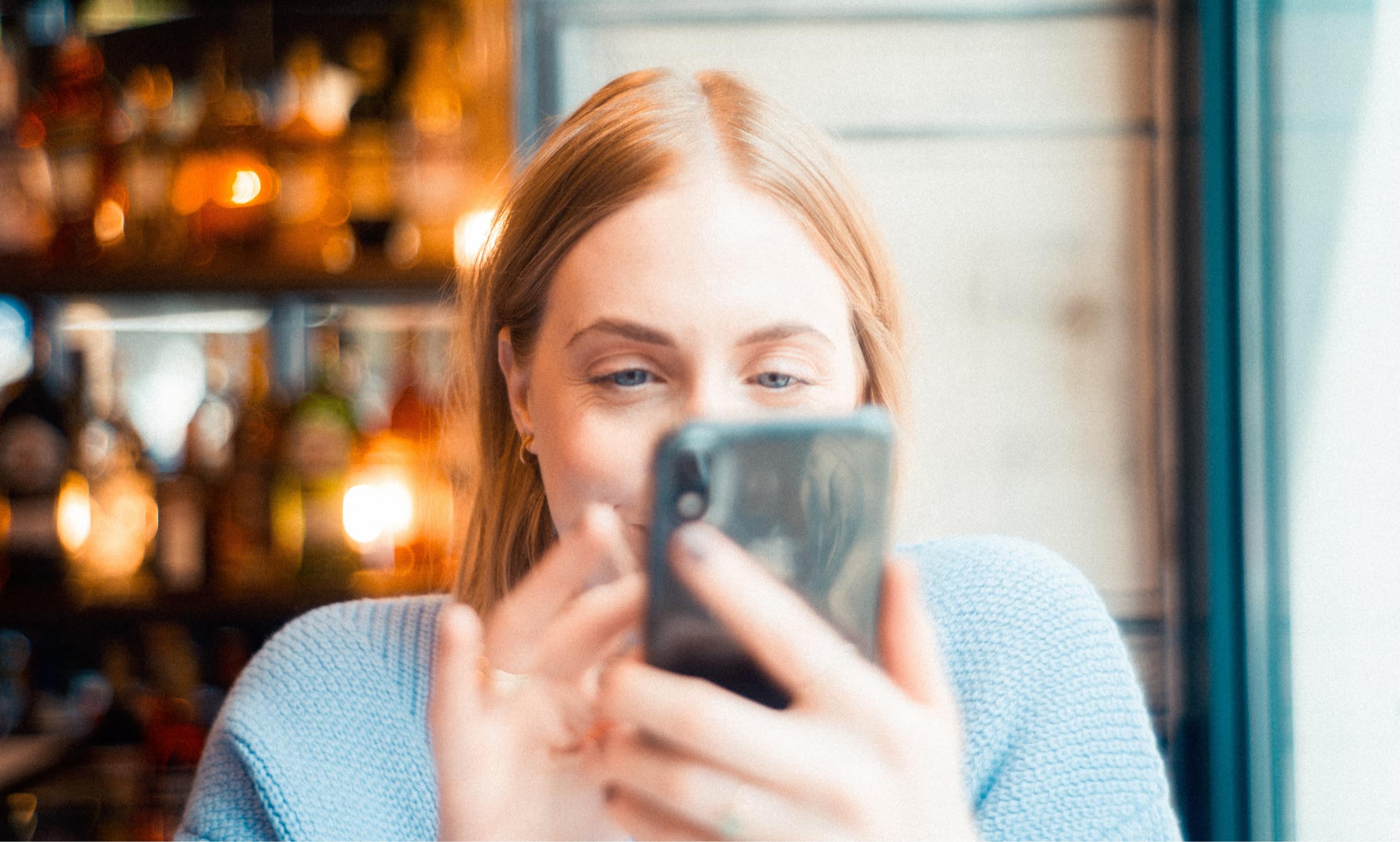 jeune femme utilisatn son téléphone portable