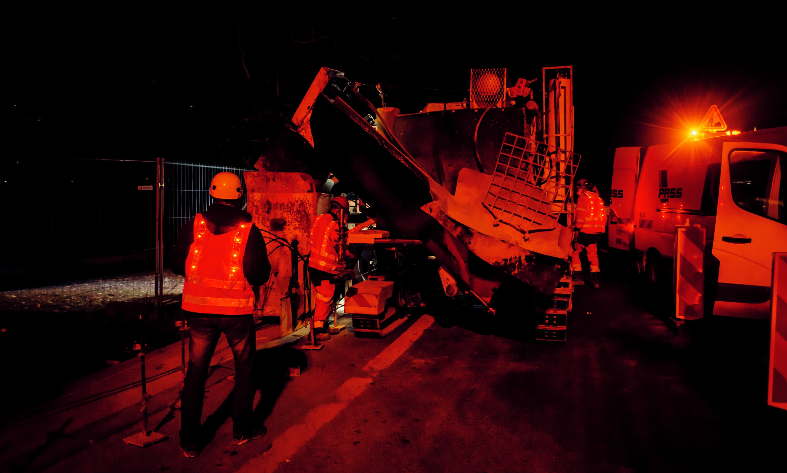 agents travaillant sur l'aménagement de l'A480 de nuit à Grenoble