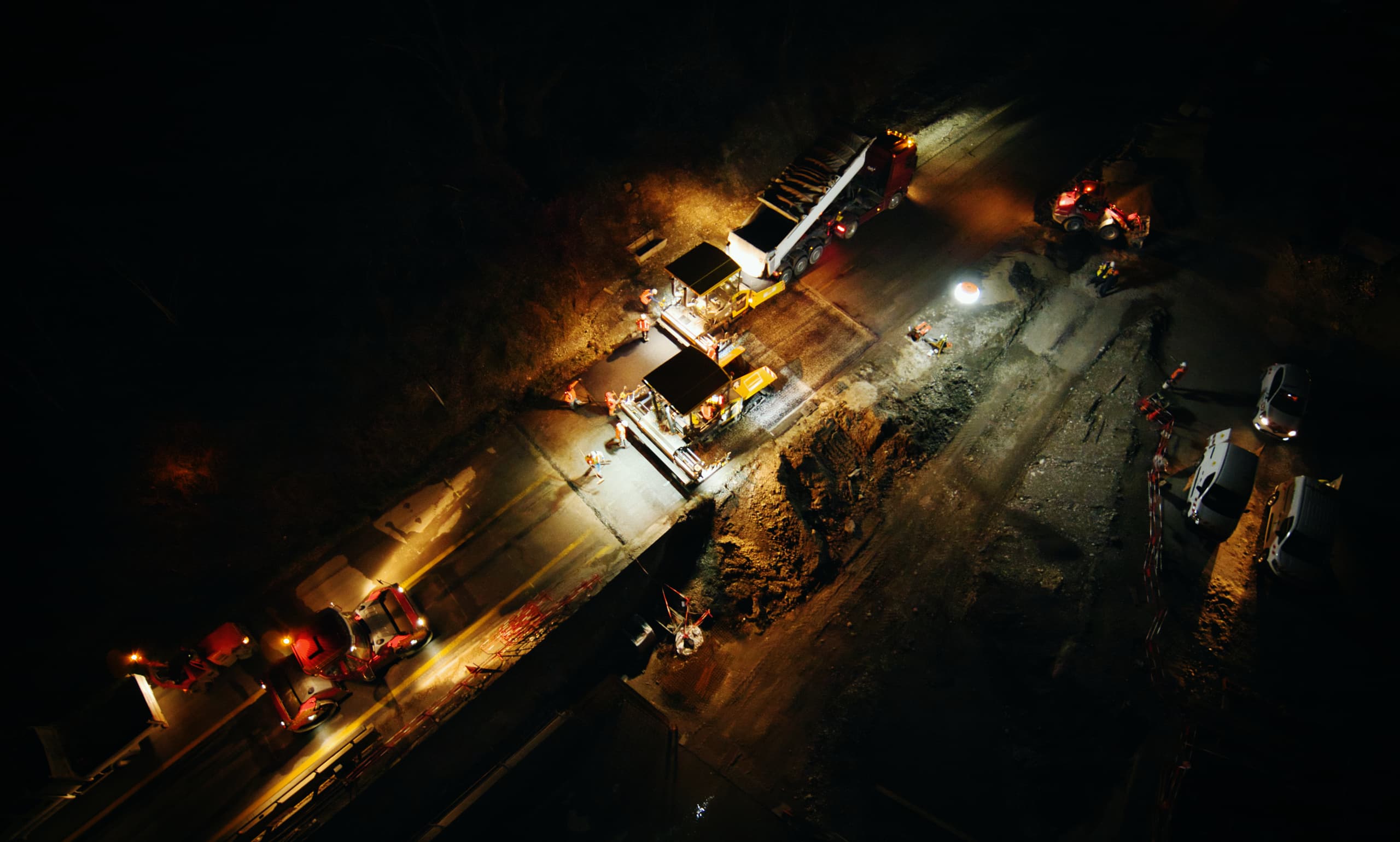 agents travaillant sur l'aménagement de l'A480 de nuit à Grenoble