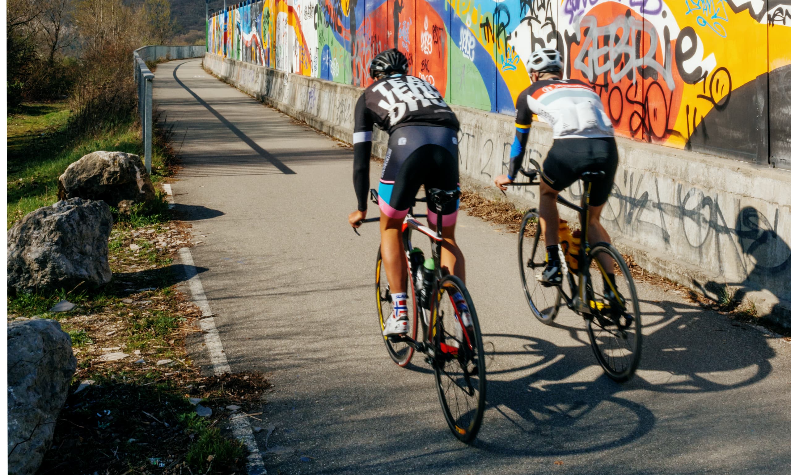 Cyclistes profitant des pistes cyclables le long de l'A480