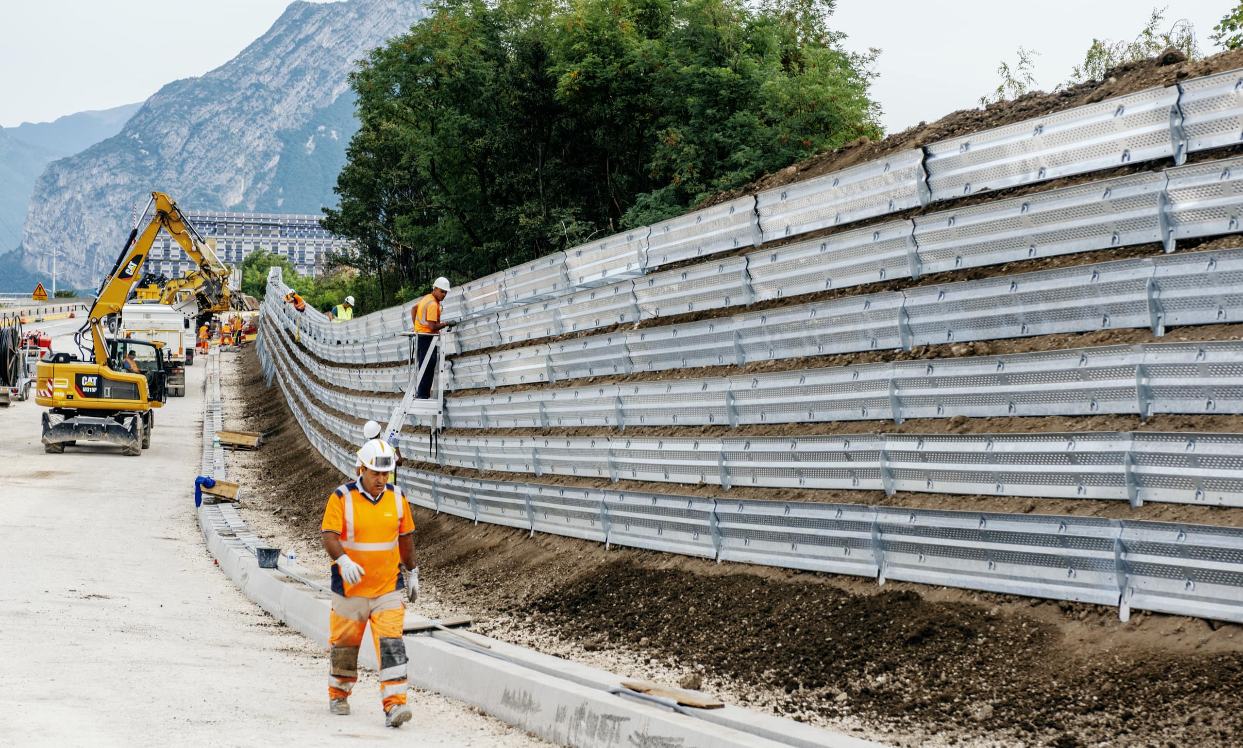 pose du support pour le mur acoustique végétal naturawall le long de l'A480