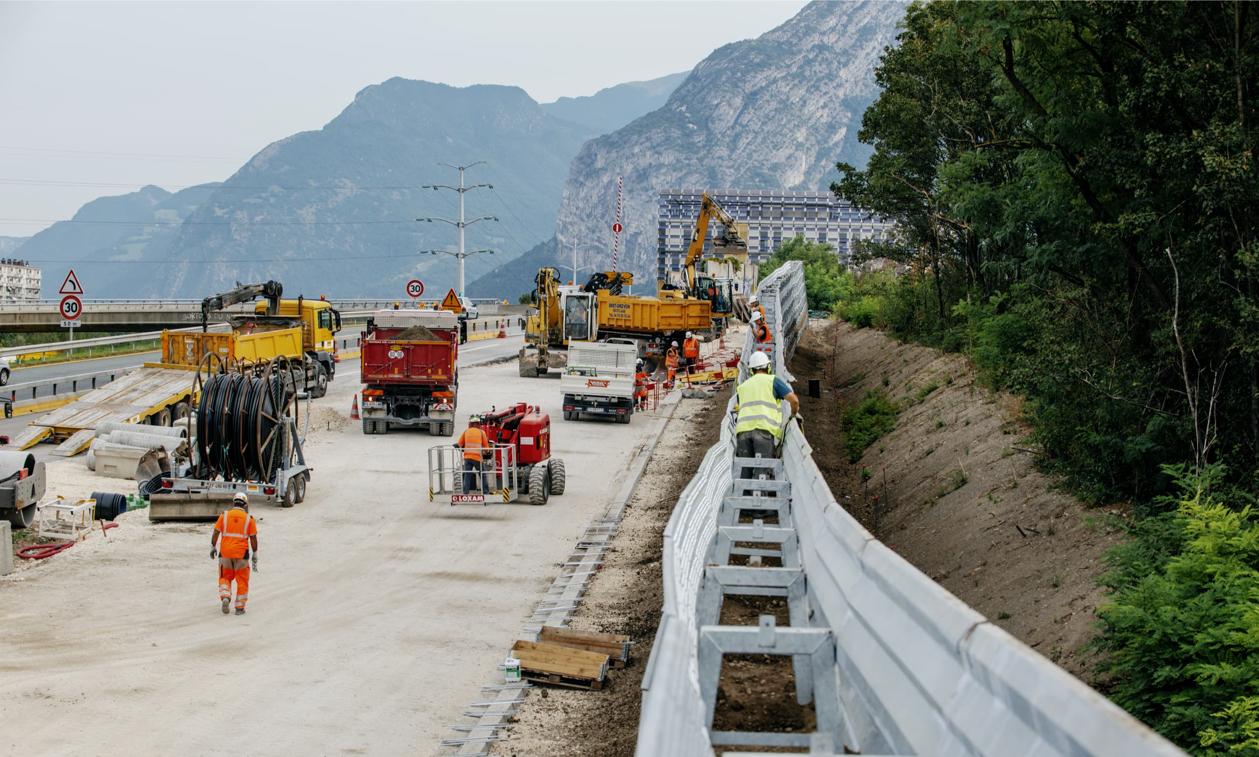 pose du support pour le mur acoustique végétal naturawall le long de l'A480