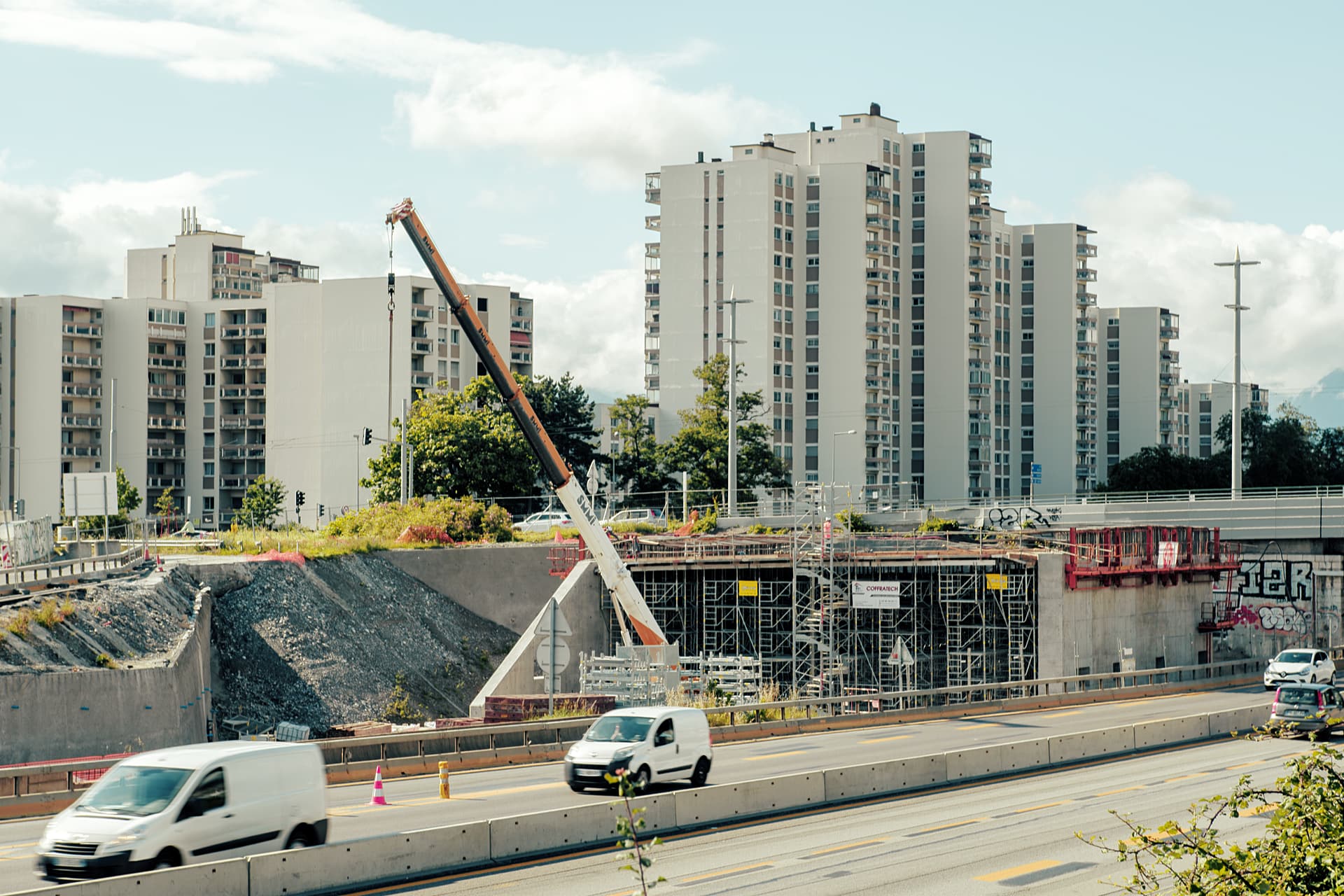 A Grenoble, travaux de construction du nouveau pont sur le secteur Catane depuis l'autoroute A480