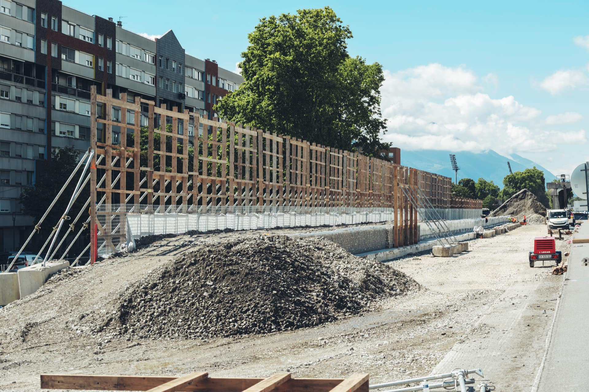 Seconde phase des travaux du mur acoustique au quartier Mistral de Grenoble le long de l'A480