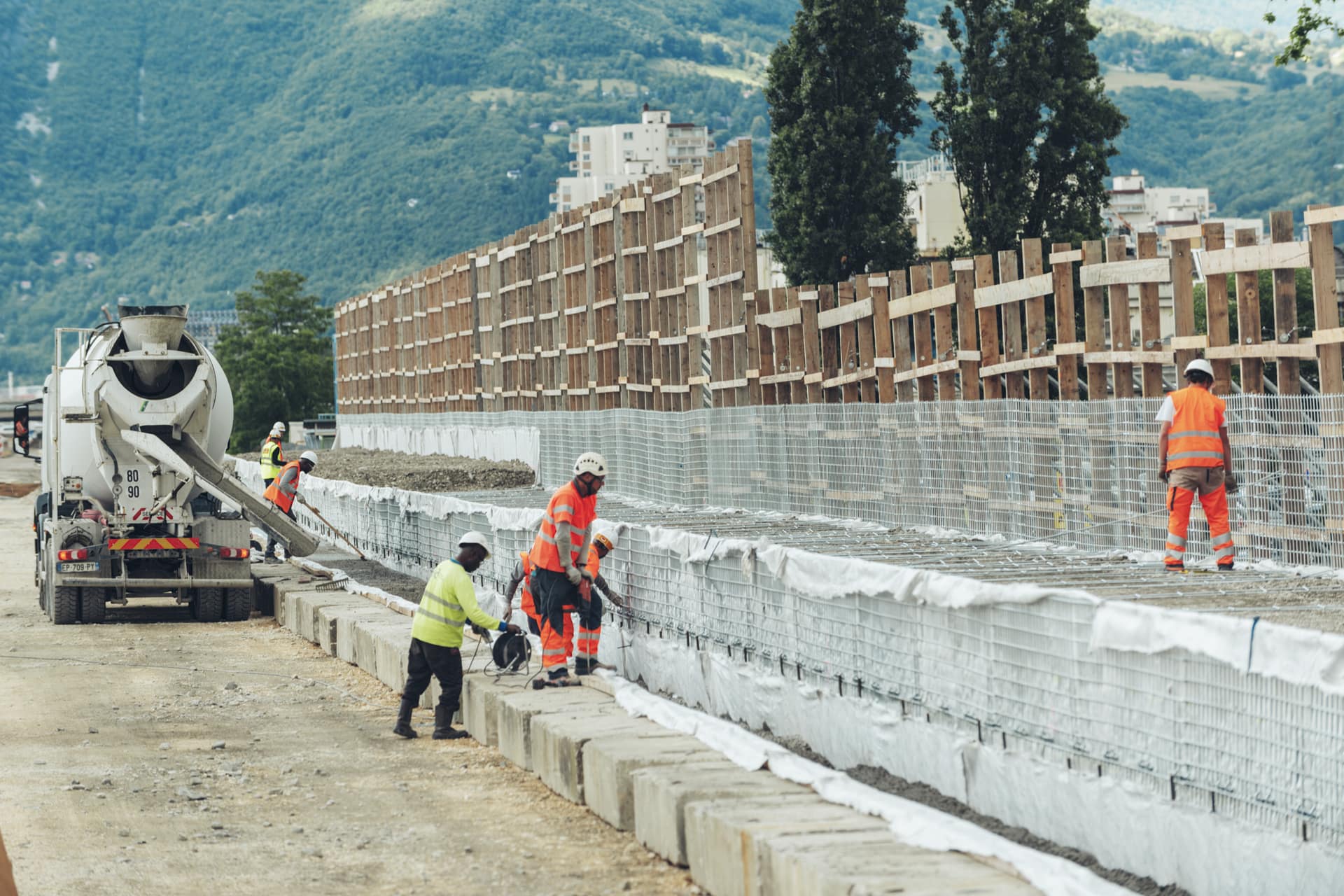 Agents travaillant sur la seconde phase des travaux du mur acoustique au quartier Mistral de Grenoble le long de l'A480