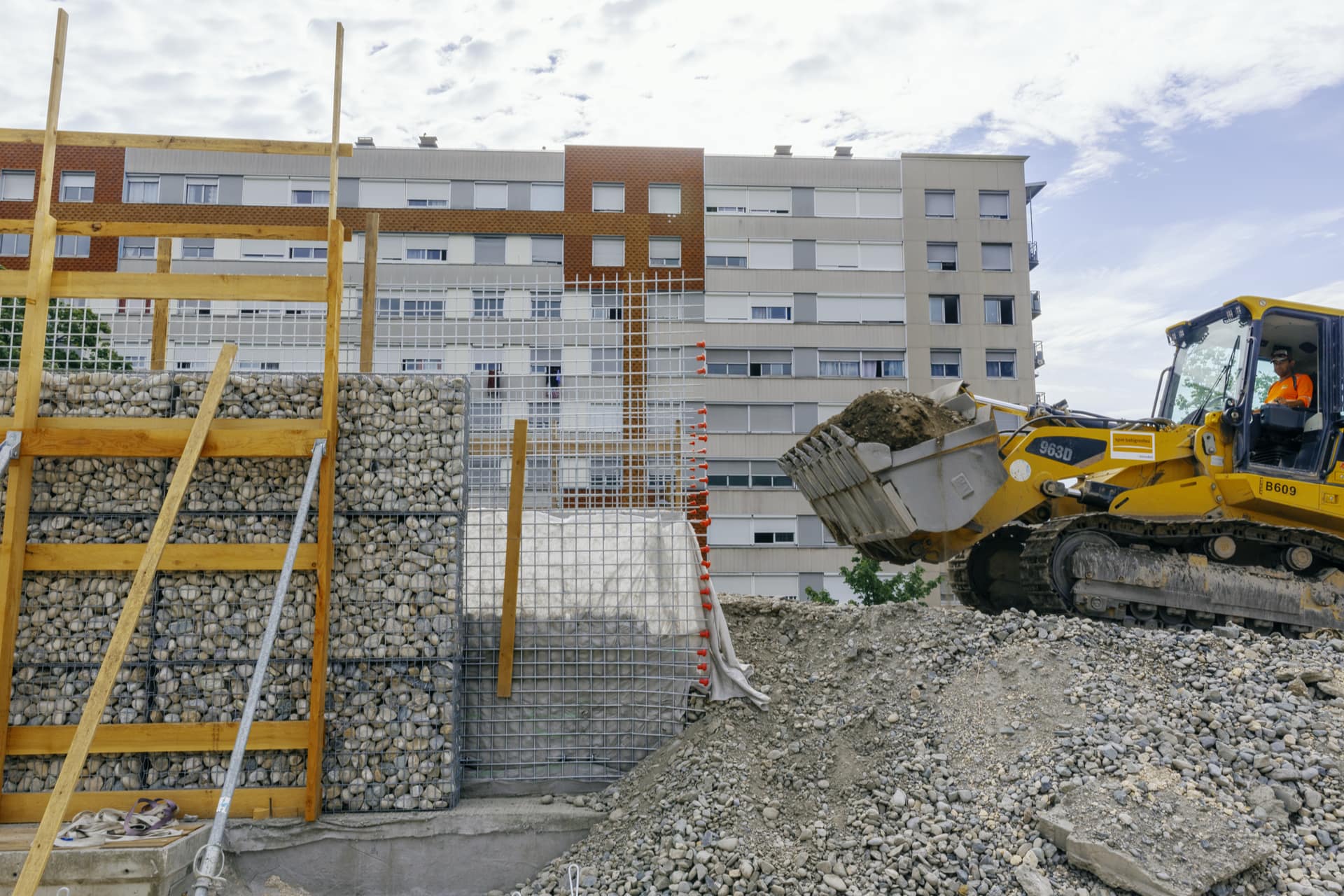 Construction d'un écran acoustique nouvelle génération au quartier Mistral de Grenoble le long de l'A480