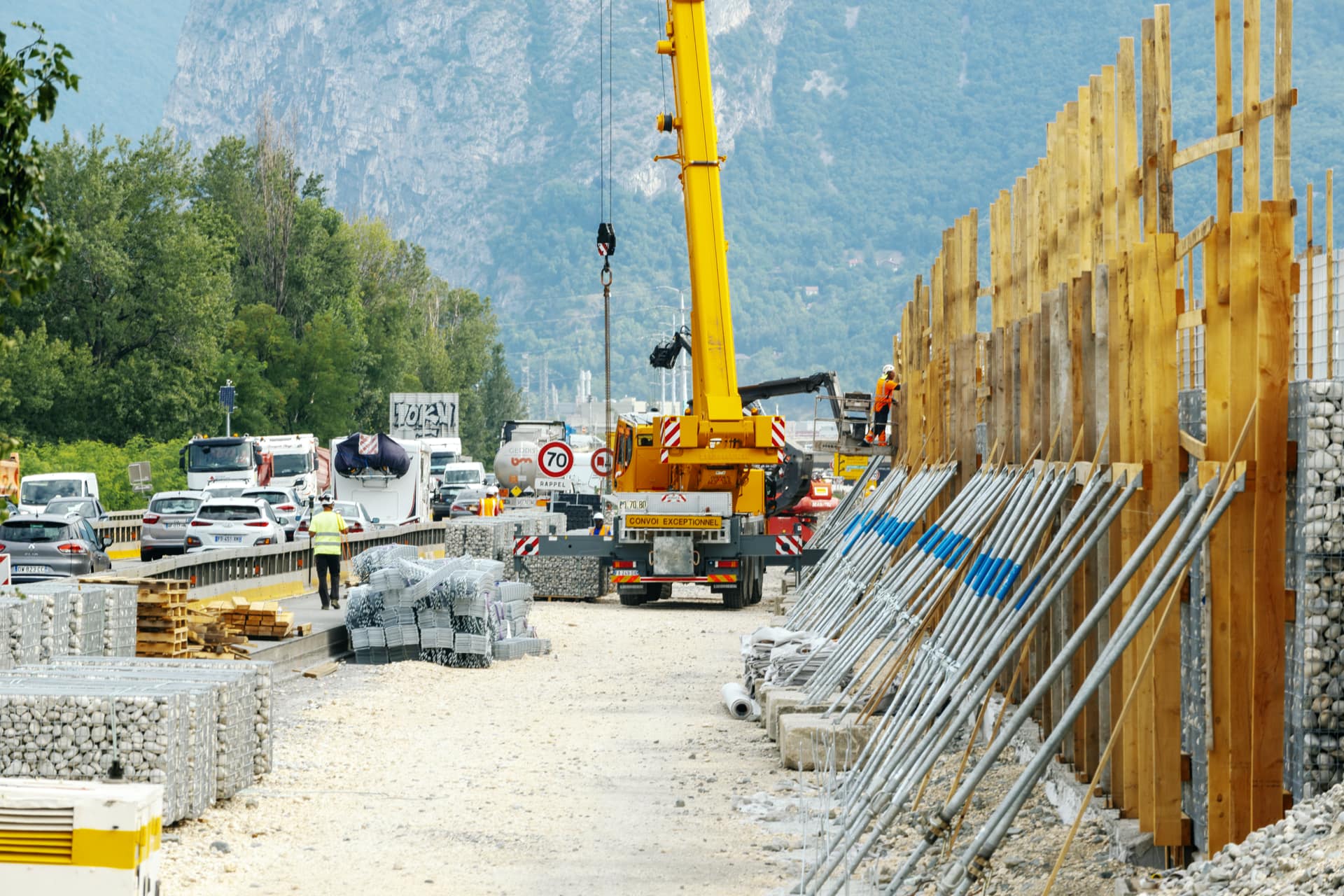 le long de l'A480, construction d'un écran acoustique nouvelle génération au quartier Mistral de Grenoble.