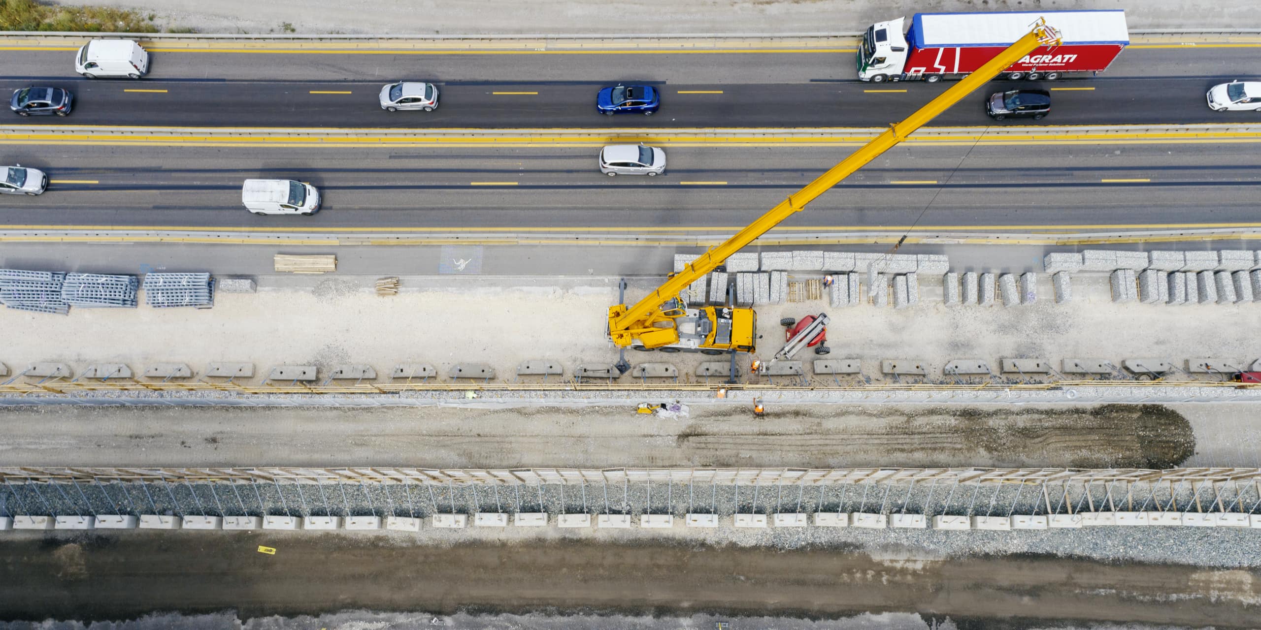 Sur l'autoroute A480, construction d'un écran acoustique nouvelle génération à Mistral, Grenoble.