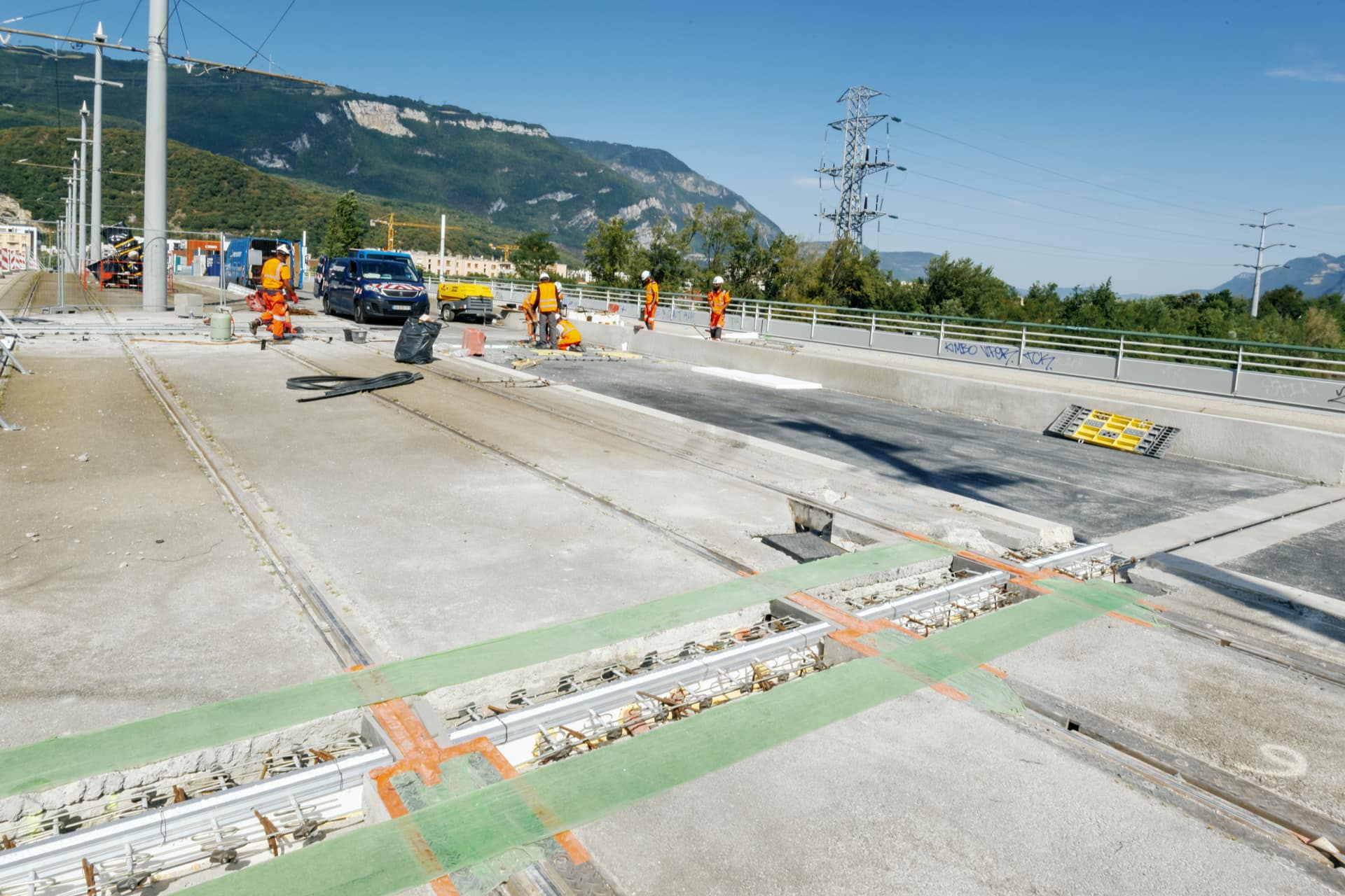 Travaux préparatoire avant le ripage su nouveau pont de Catane à Grenoble, au-dessus de l'autoroute A480.