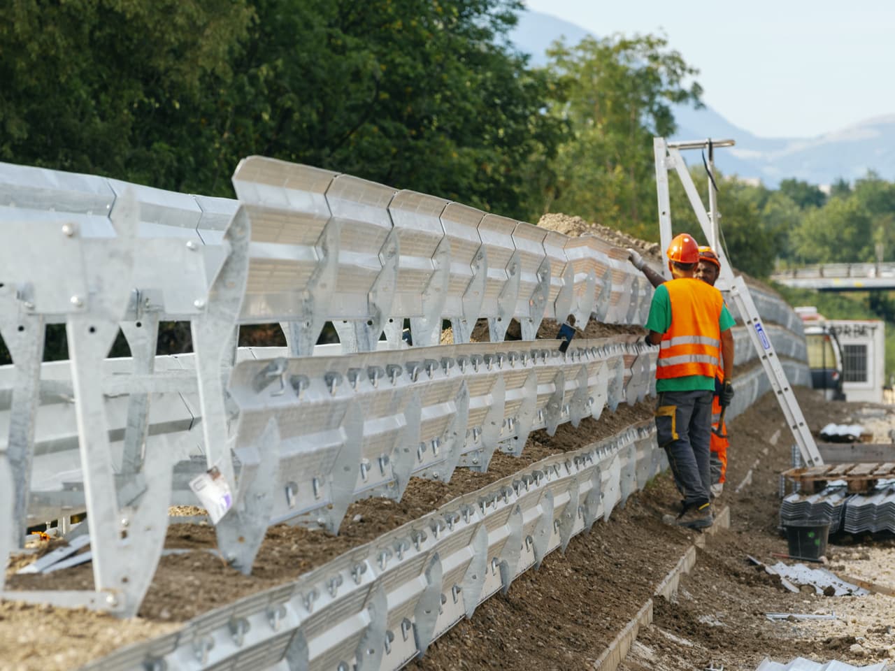 Agents travaillant sur la réalisation d'un écran acoustique le long de l'A480 dans la ville de Grenoble