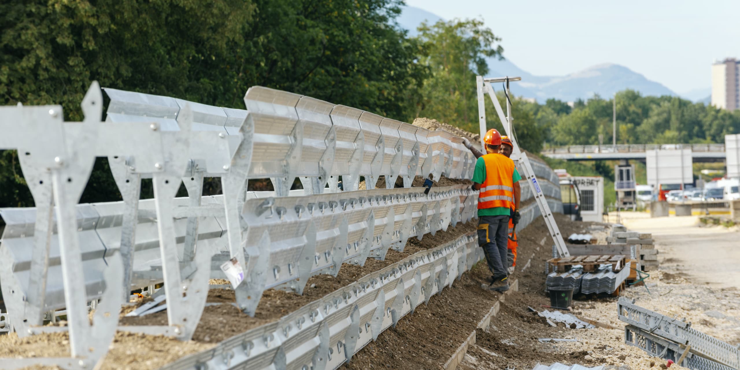 Agents travaillant sur la réalisation d'un écran acoustique le long de l'A480 dans la ville de Grenoble
