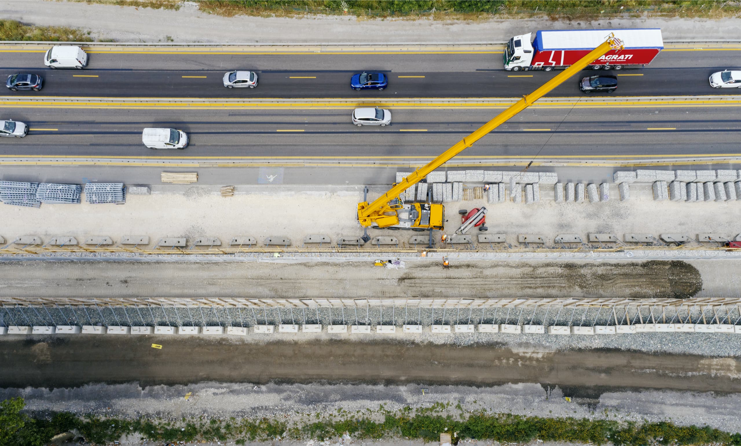 photographie de la construction d'un écran acoustique le long de l'A480 à Grenoble