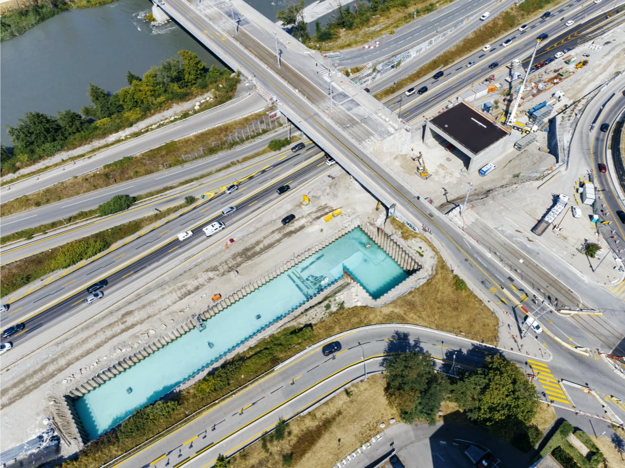 Bassin de rétention anti-pollution le long de l'A480 sur le secteur de Catane à Grenoble vue du ciel