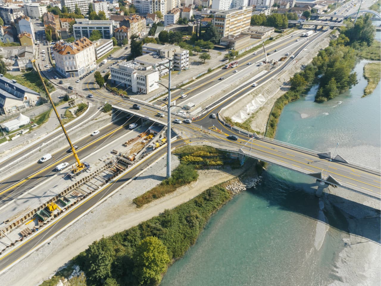 vue aérienne du pont de Vercors et de la bretelle d'entrée sur l'autoroute A480 dans la ville de Grenoble