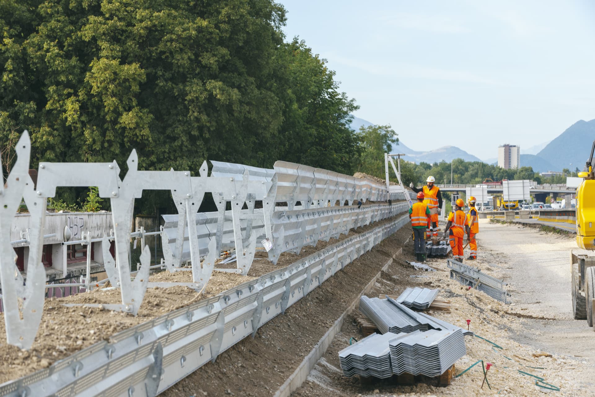 construction d'un mur acoustique végétal par des agents travaillant pour AREA le long de l'autoroute A480