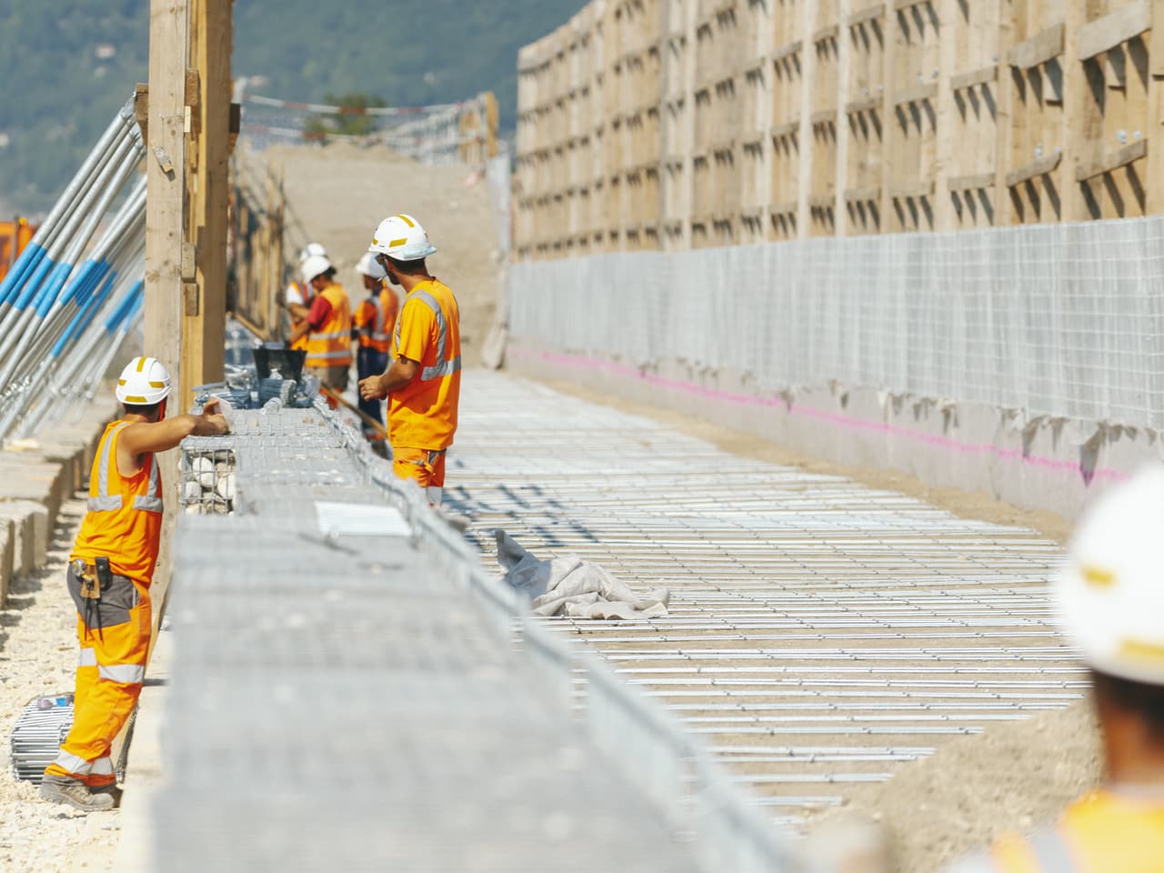 Installation du mur acoustique le long de l'autoroute A480 sur l'agglomération Grenobloise par les équipes d'AREA