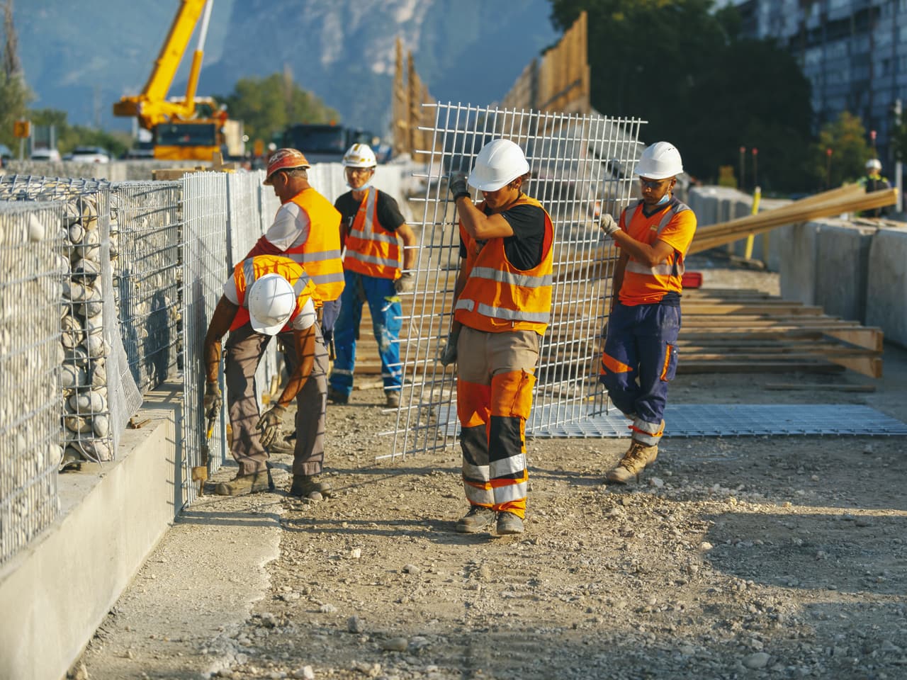 Agents travaillant pour AREA installant le nouveau mur acoustique le long de l'A480