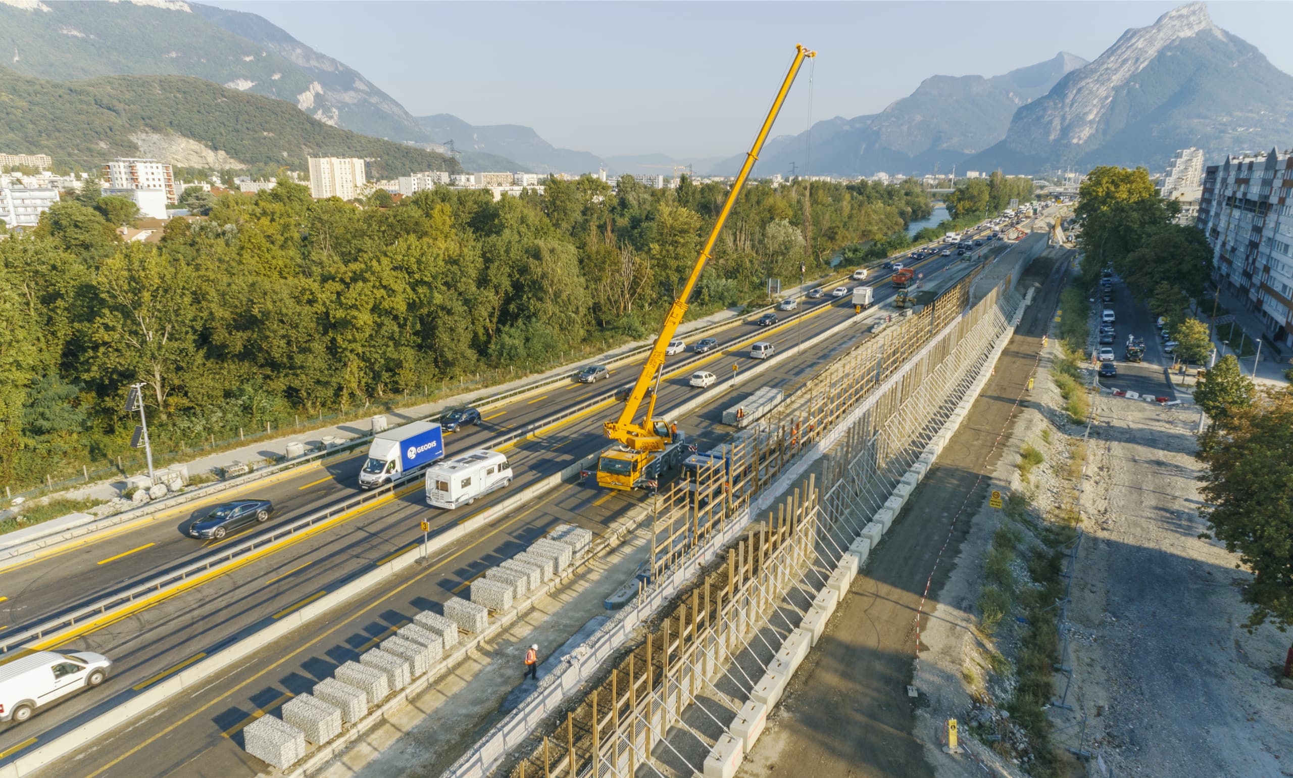Installation du mur acoustique le long de l'autoroute A480 sur l'agglomération Grenobloise par les équipes d'AREA