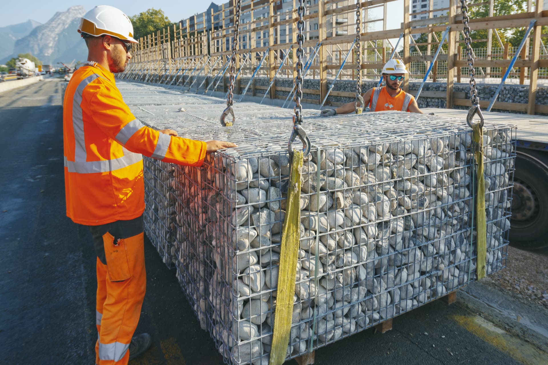 Agents installant le nouveau mur acoustique gabions le long de l'axe autoroutier A480 à Grenoble