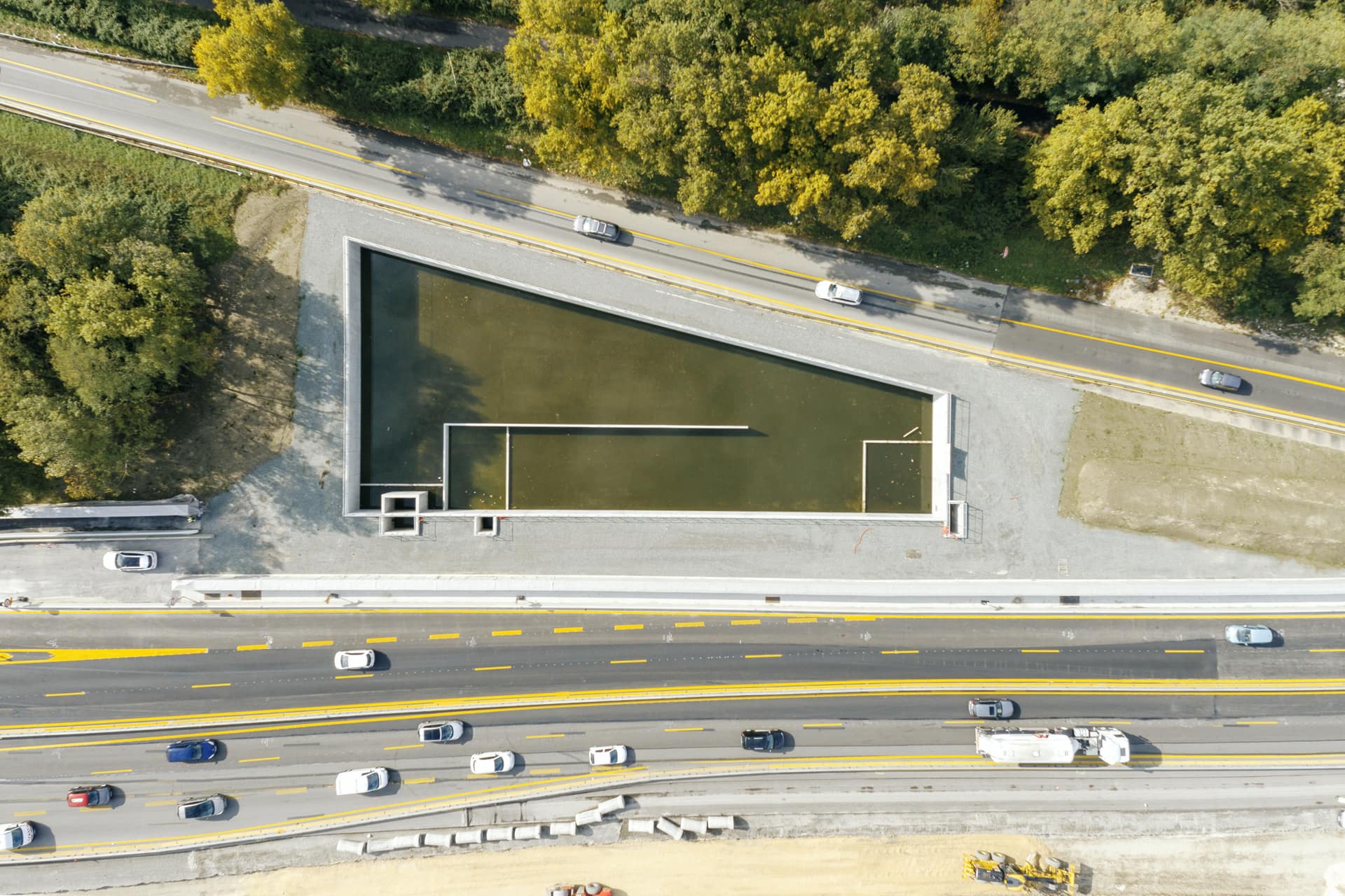 Bassin de rétention anti-pollution au niveau du diffuseur de Seyssins sur l'autoroute A480 à Grenoble