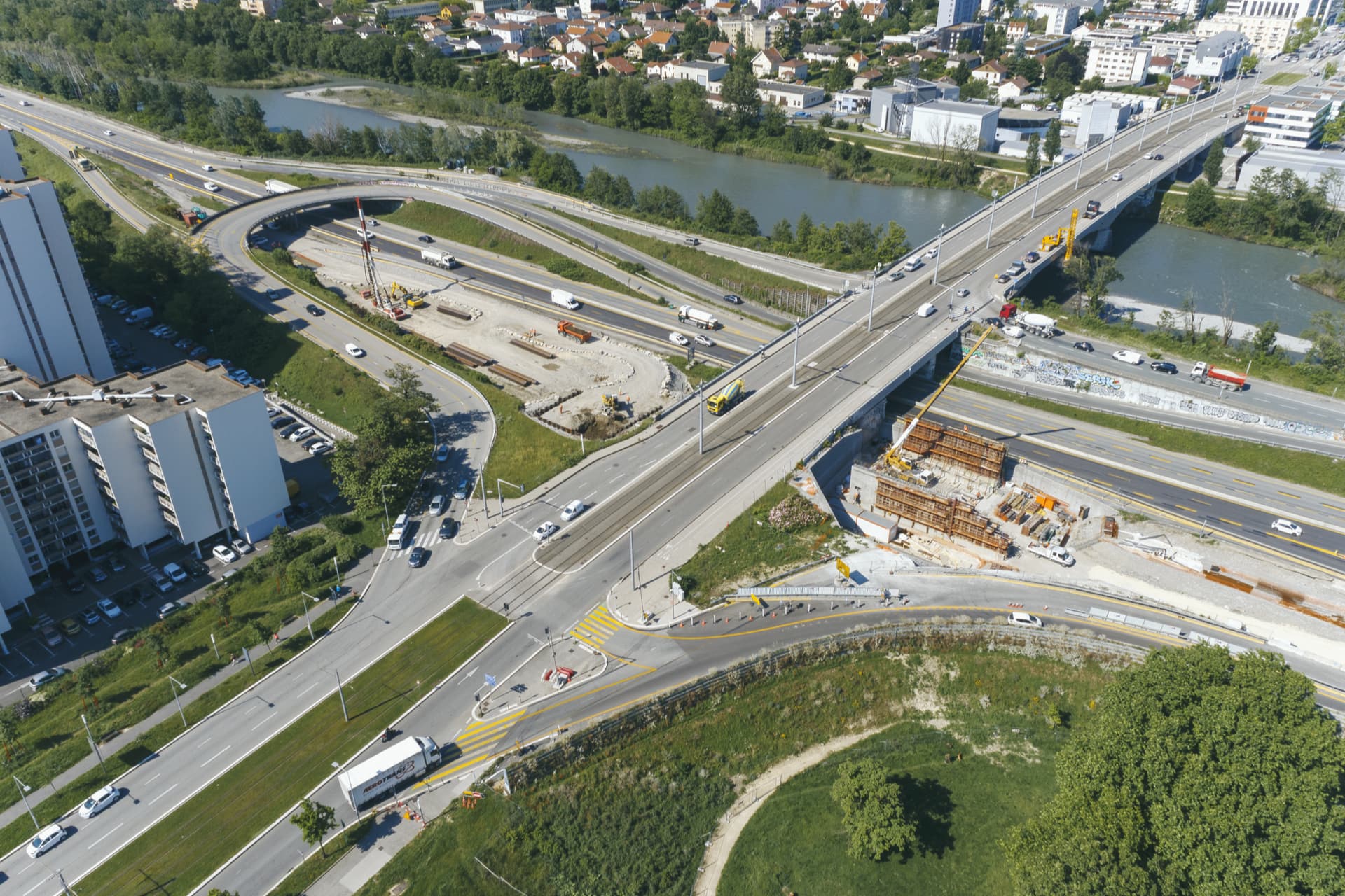 Vue des bretelles d'entrée et de sortie de l'échangeur de Catane à Grenoble
