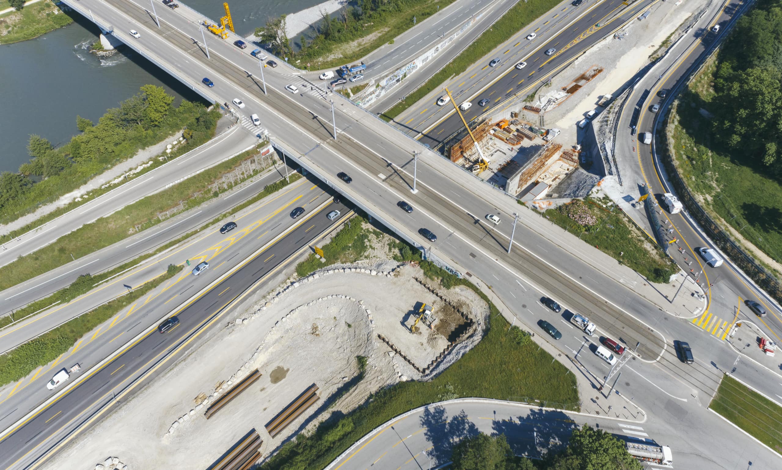 Au pont de Catane, vue des bretelles d'entrée et de sortie de l'échangeur de l'A480 à Grenoble