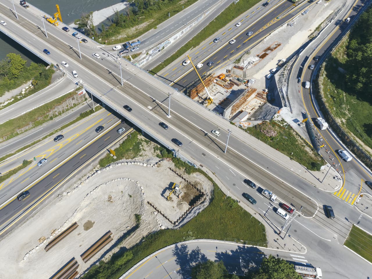Au pont de Catane, vue des bretelles d'entrée et de sortie de l'échangeur de l'A480 à Grenoble